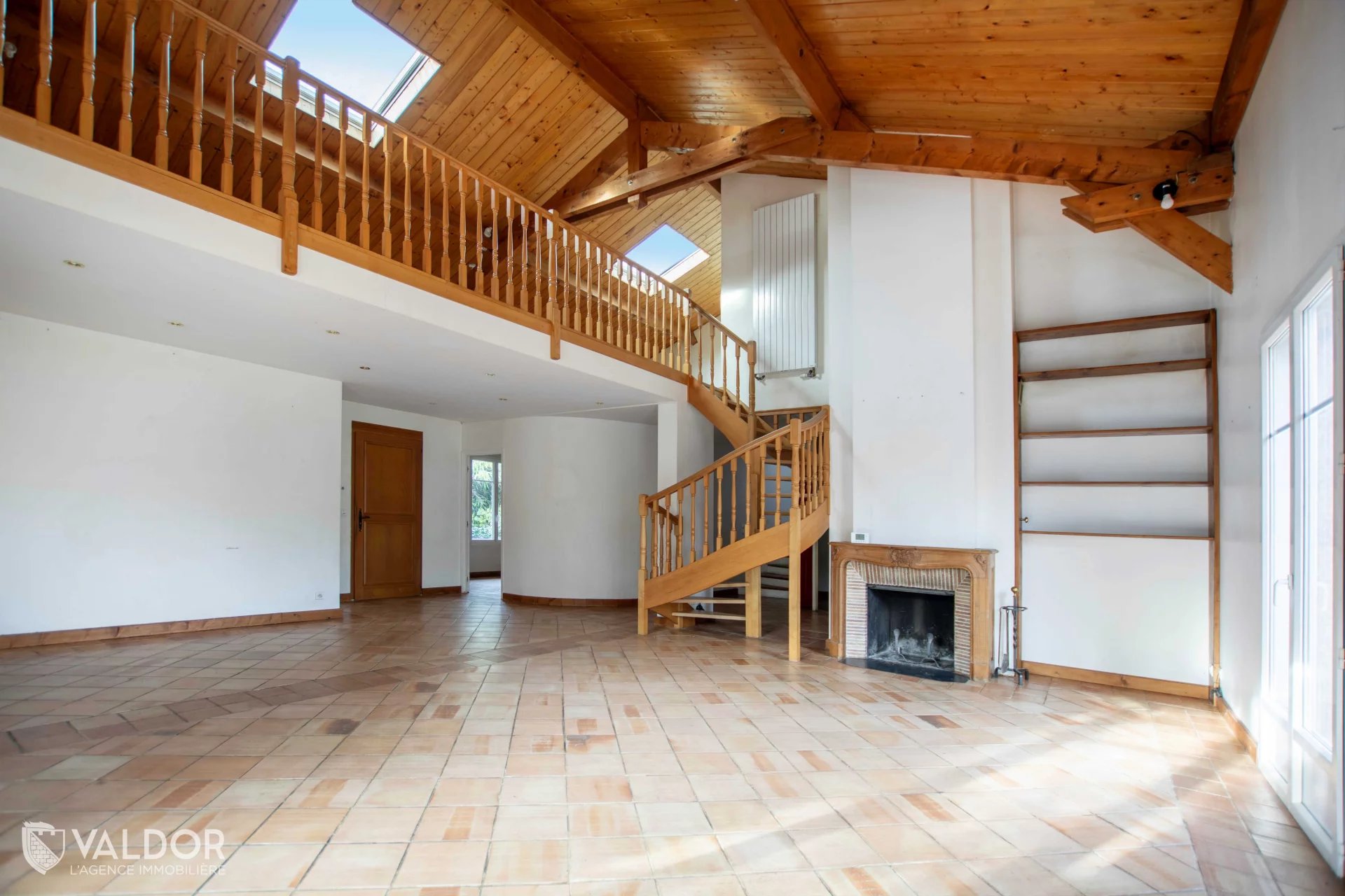 Grande maison - 6 ch. - 238m2 - grand terrain - calme et nature