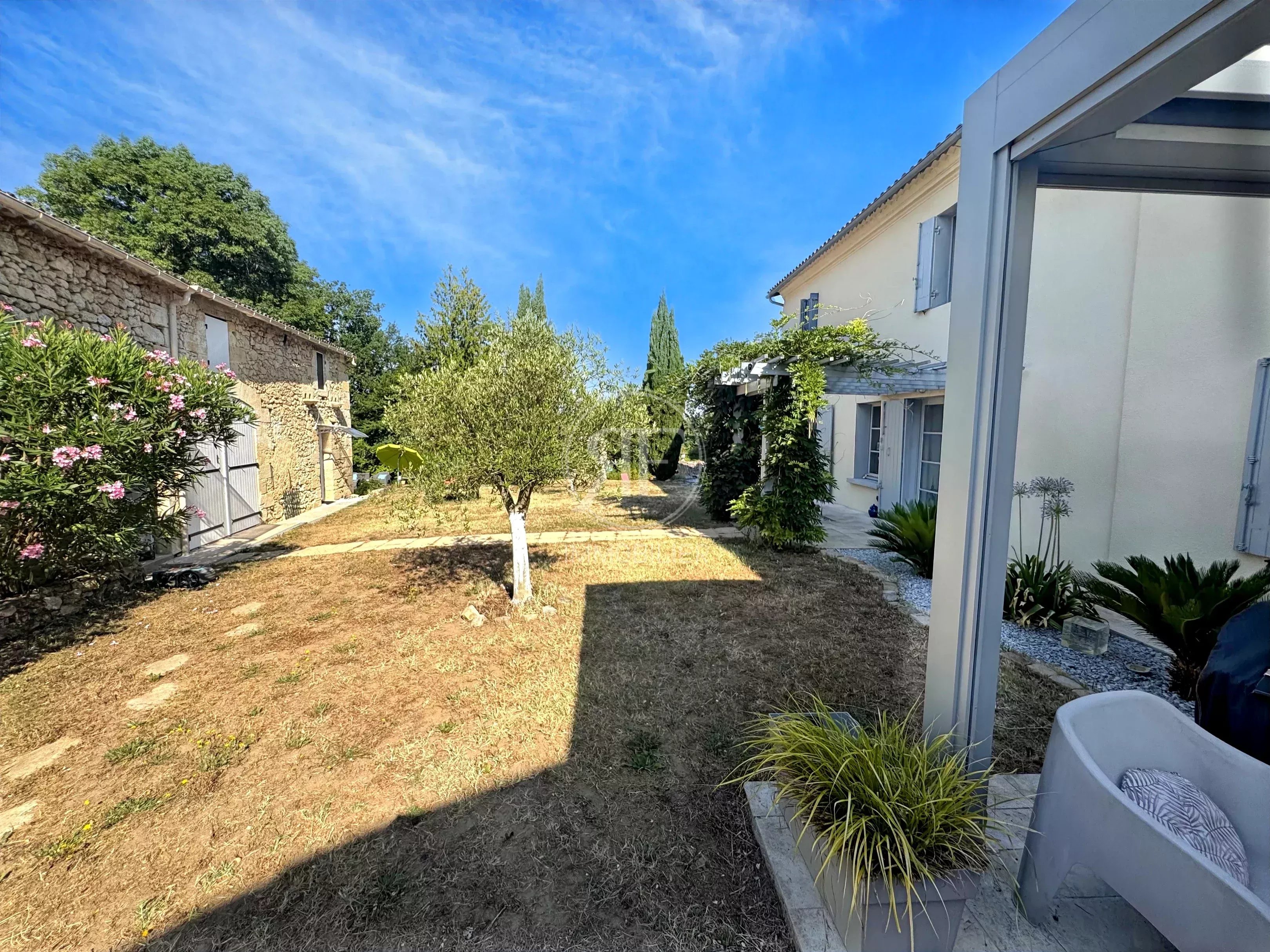 Maison familiale + dépendances avec jardin et piscine
