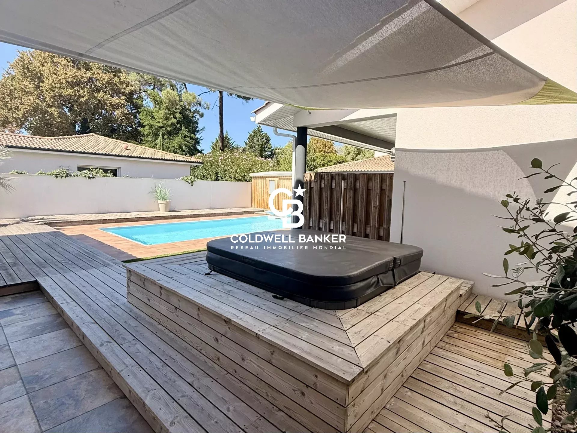 Contemporary villa – pool & spa – no overlooking