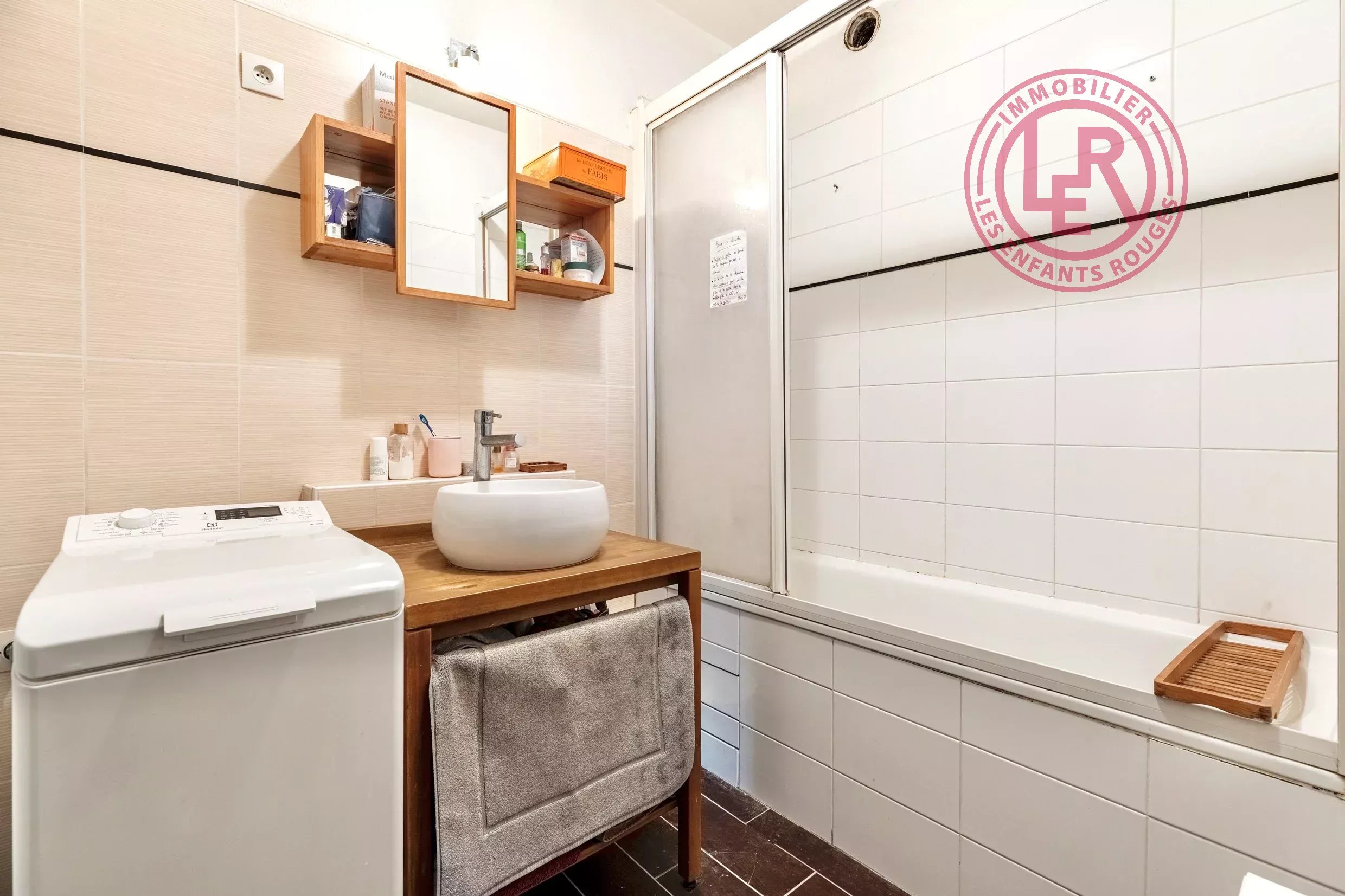 Paris 10th - Rue des Petites Ecuries - Top floor duplex with elevator