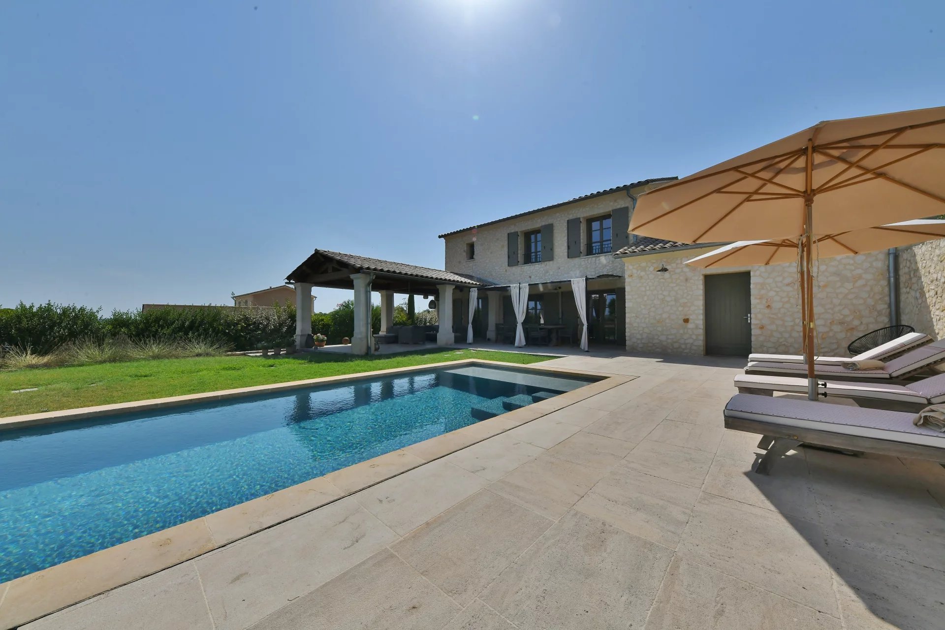 Bastide contemporaine de 160 m² avec couloir de nage