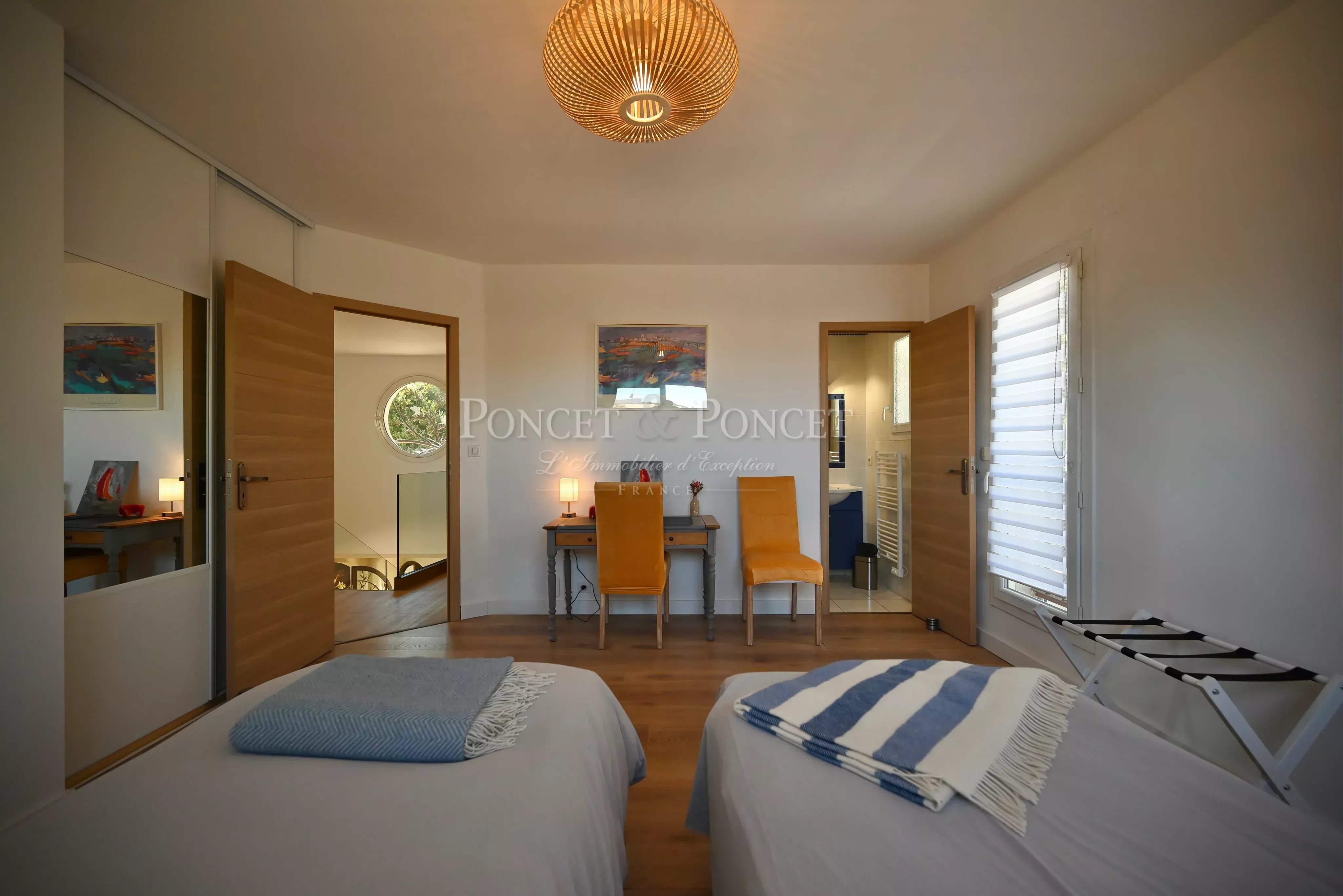 Villa récente rénovée avec élégance.