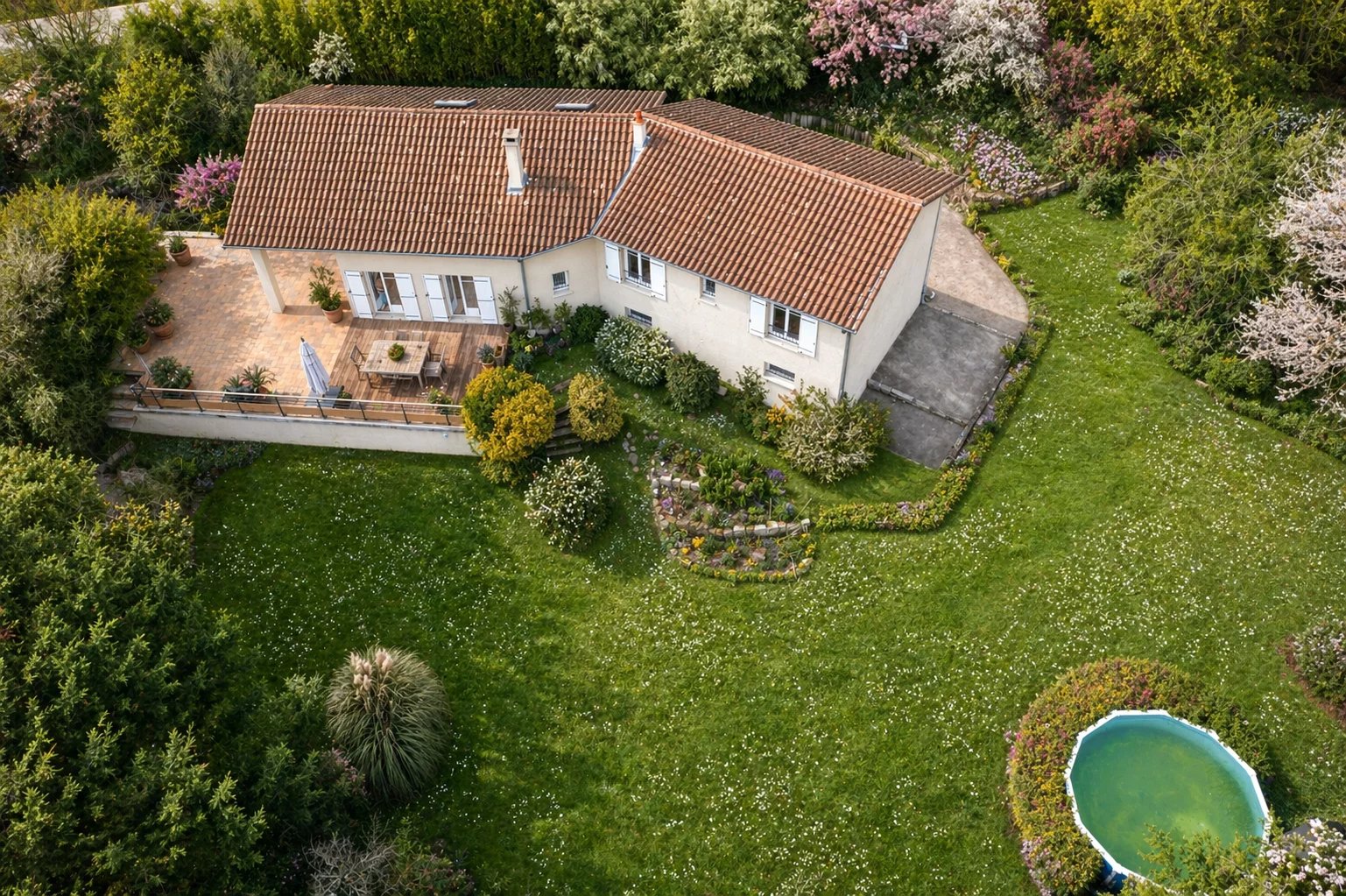 Grande maison - 6 ch. - 238m2 - grand terrain - calme et nature