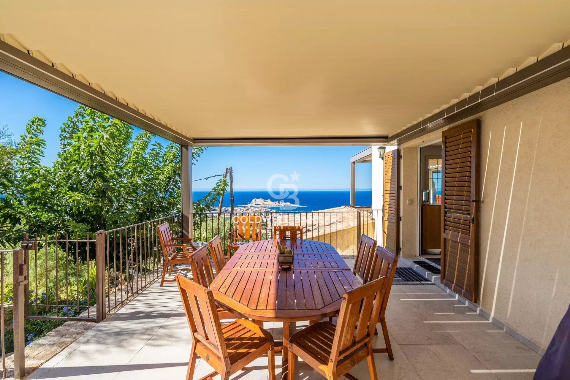 L'Île-Rousse – Exceptional villa facing the Pietra islands