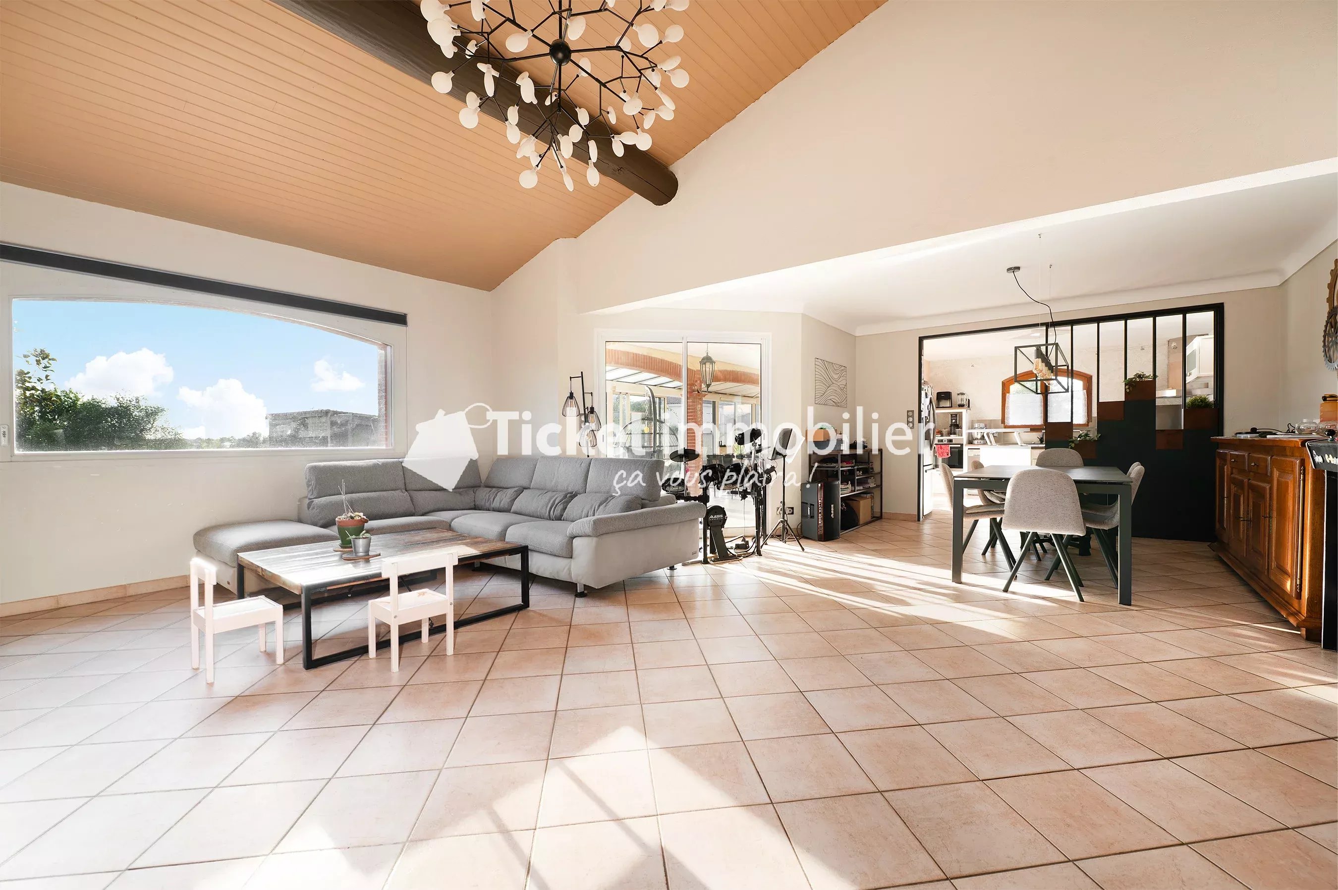 VILLA T6 215m2 TERRAIN 5558m2 CONSTRUCTIBLE, PISCINE AU SEL LINER NEUF, AQUATHERMIE 2 PUITS, 4KW PANNEAUX, DOUBLE VERANDA 72m2, CHAUFFAGE SOL, CAVE A VIN, VUE PYRENEES ETC ...