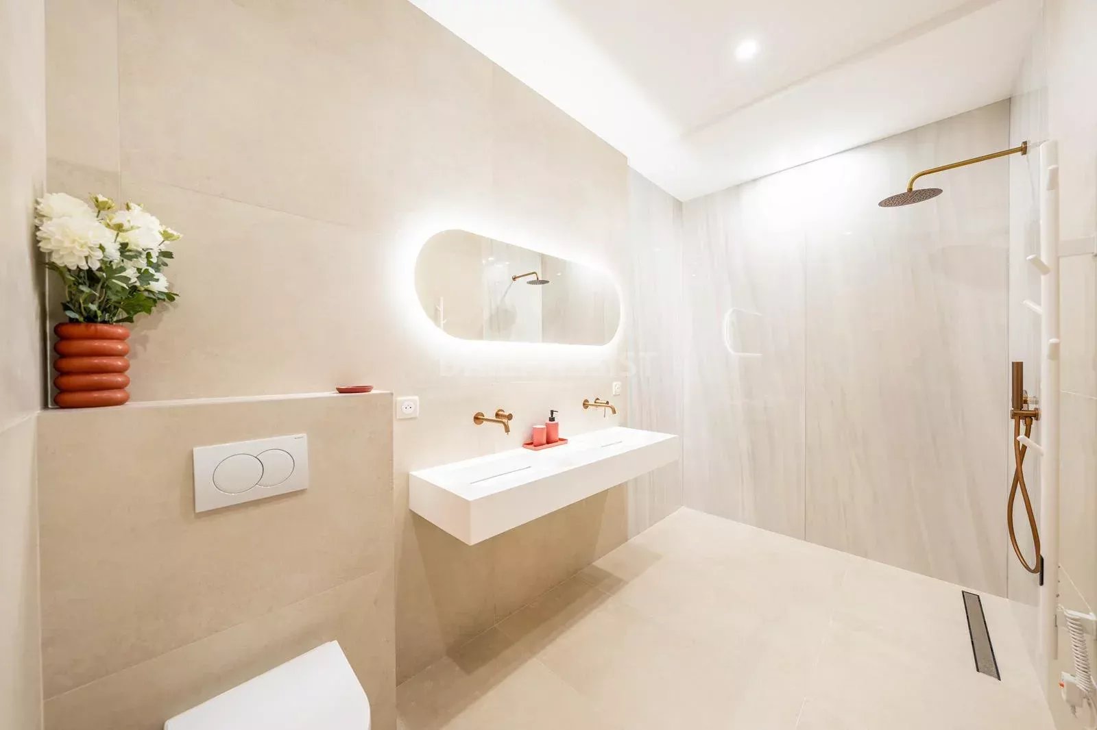 À LOUER – CANNES CROISETTE Appartement 3 pièces rénové avec vue mer – 75 m²