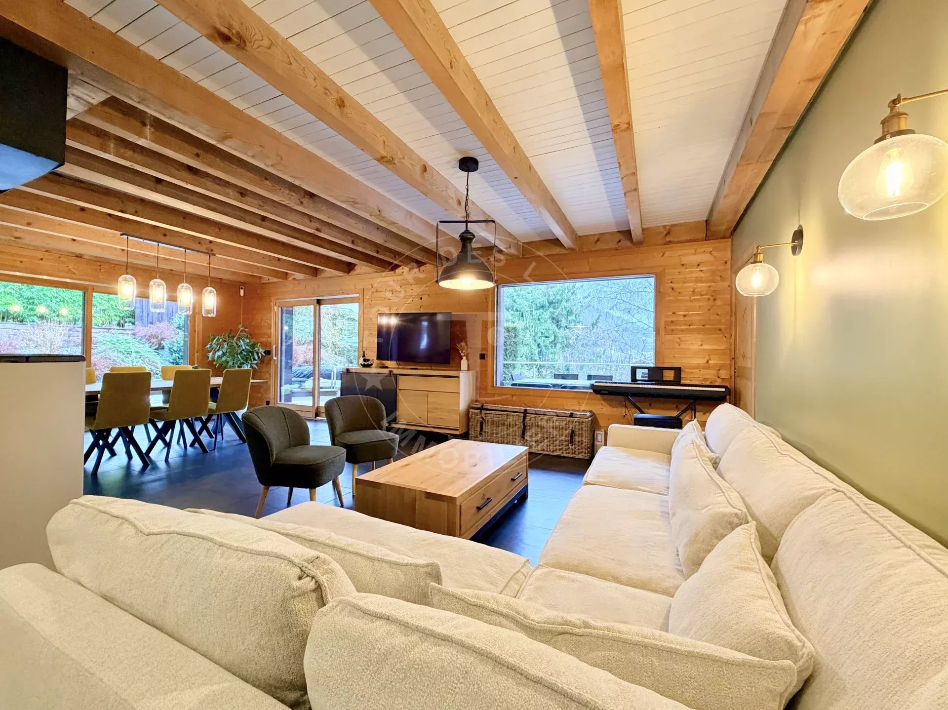 Chalet de 195 m2 habitables au calme, premières hauteurs de Thônes