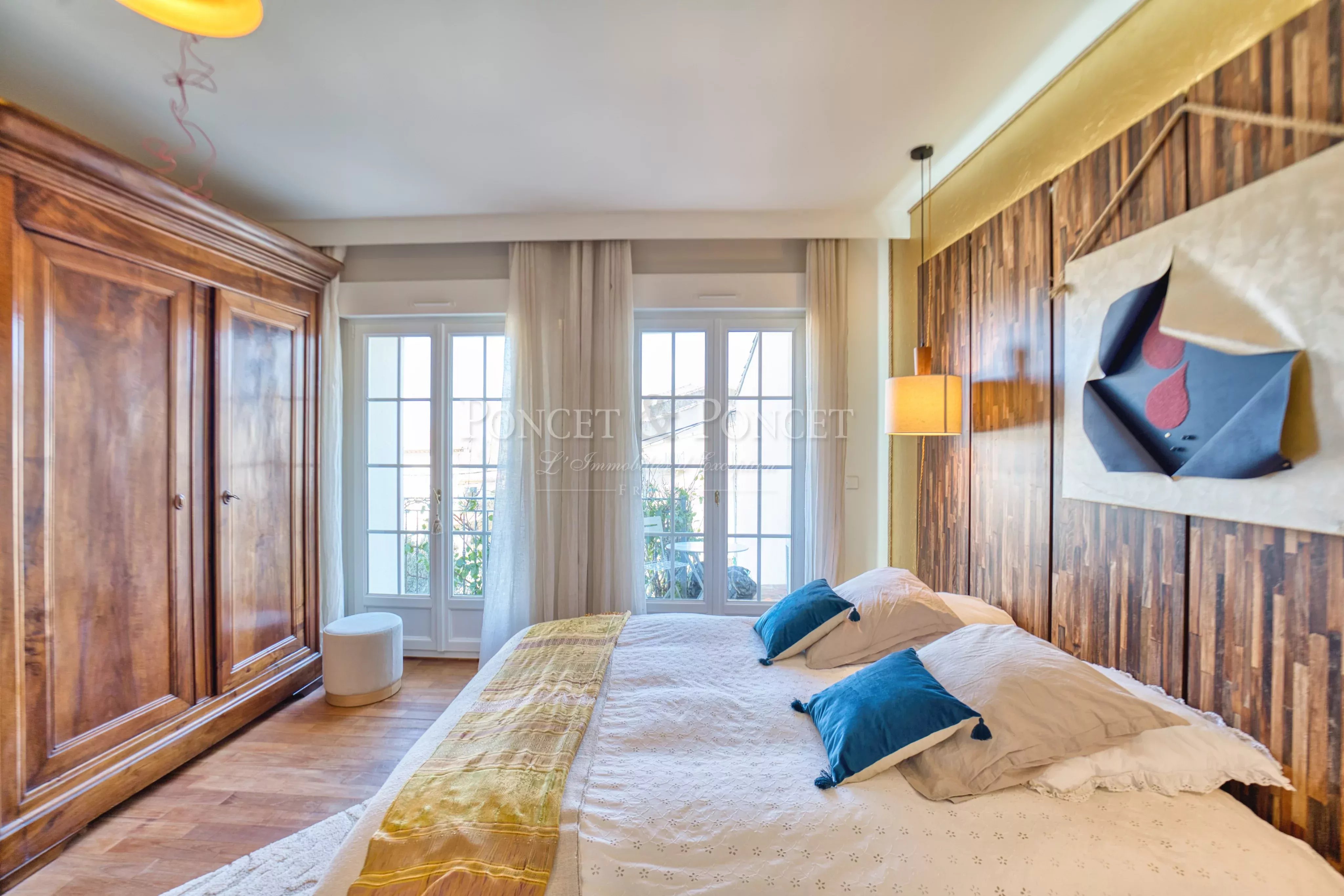 Maison en plein coeur du village avec vue dominante