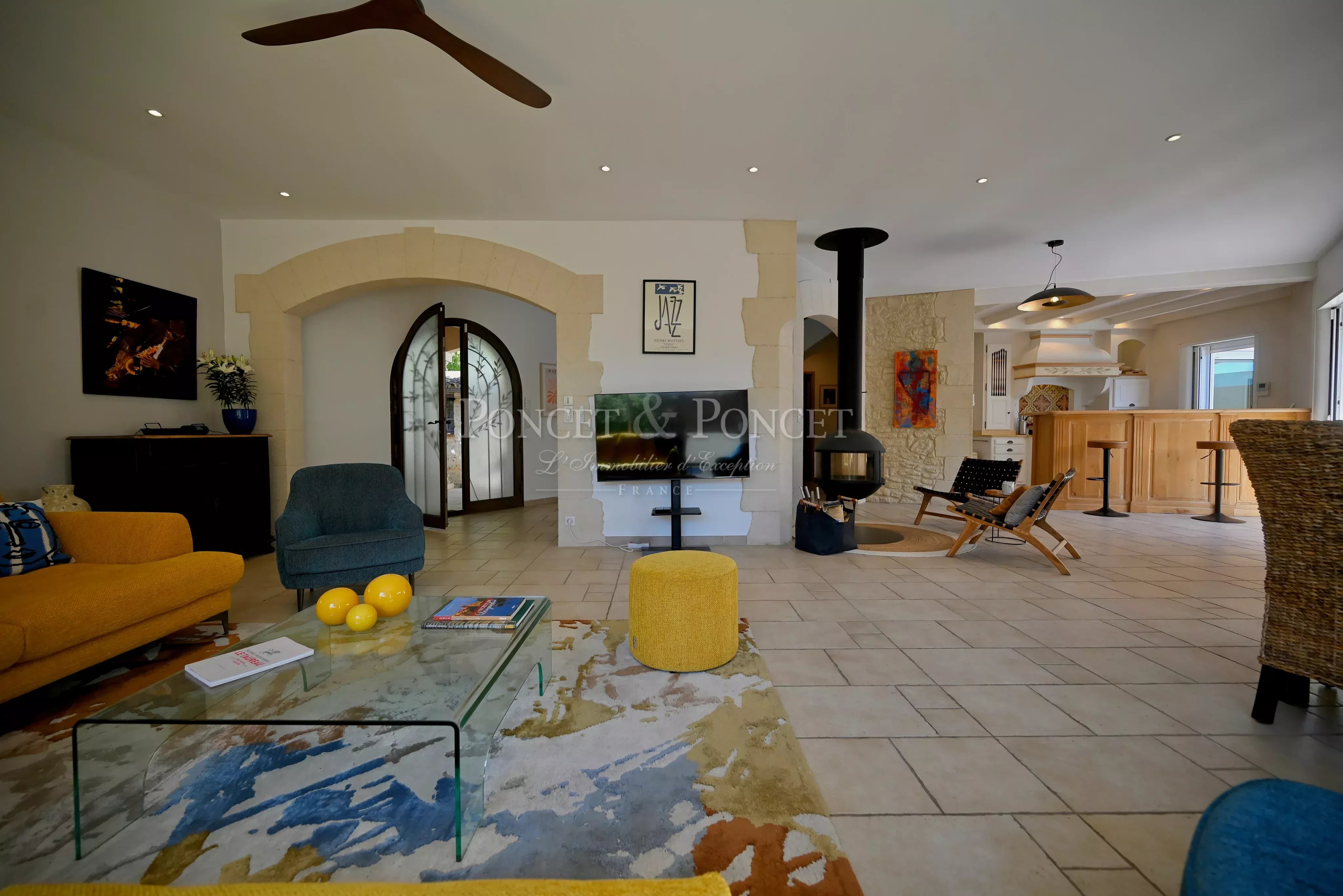 Villa récente rénovée avec élégance.