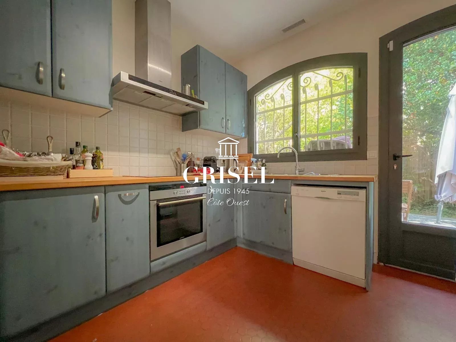 Spacious family home with pool in Petit Piquey