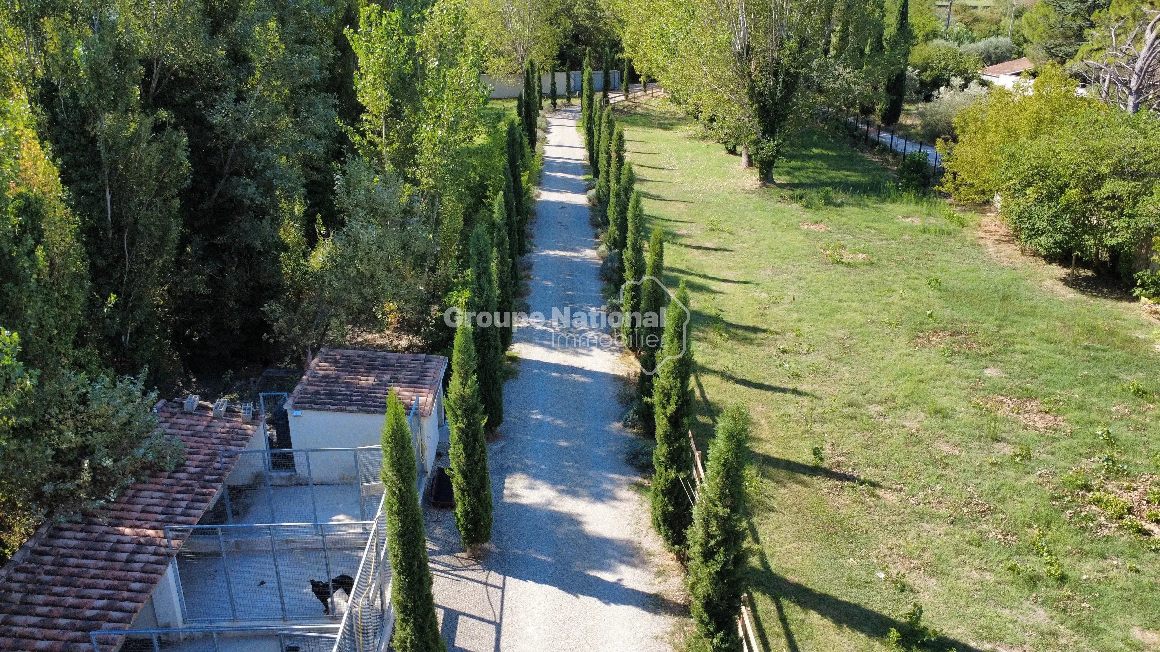 BEDARRIDES - MAS RENOVE EN 2016 DANS UN MAGNIFIQUE PARC ARBORE DE 5 810 M² AVEC PISCINE, 4 GARAGES