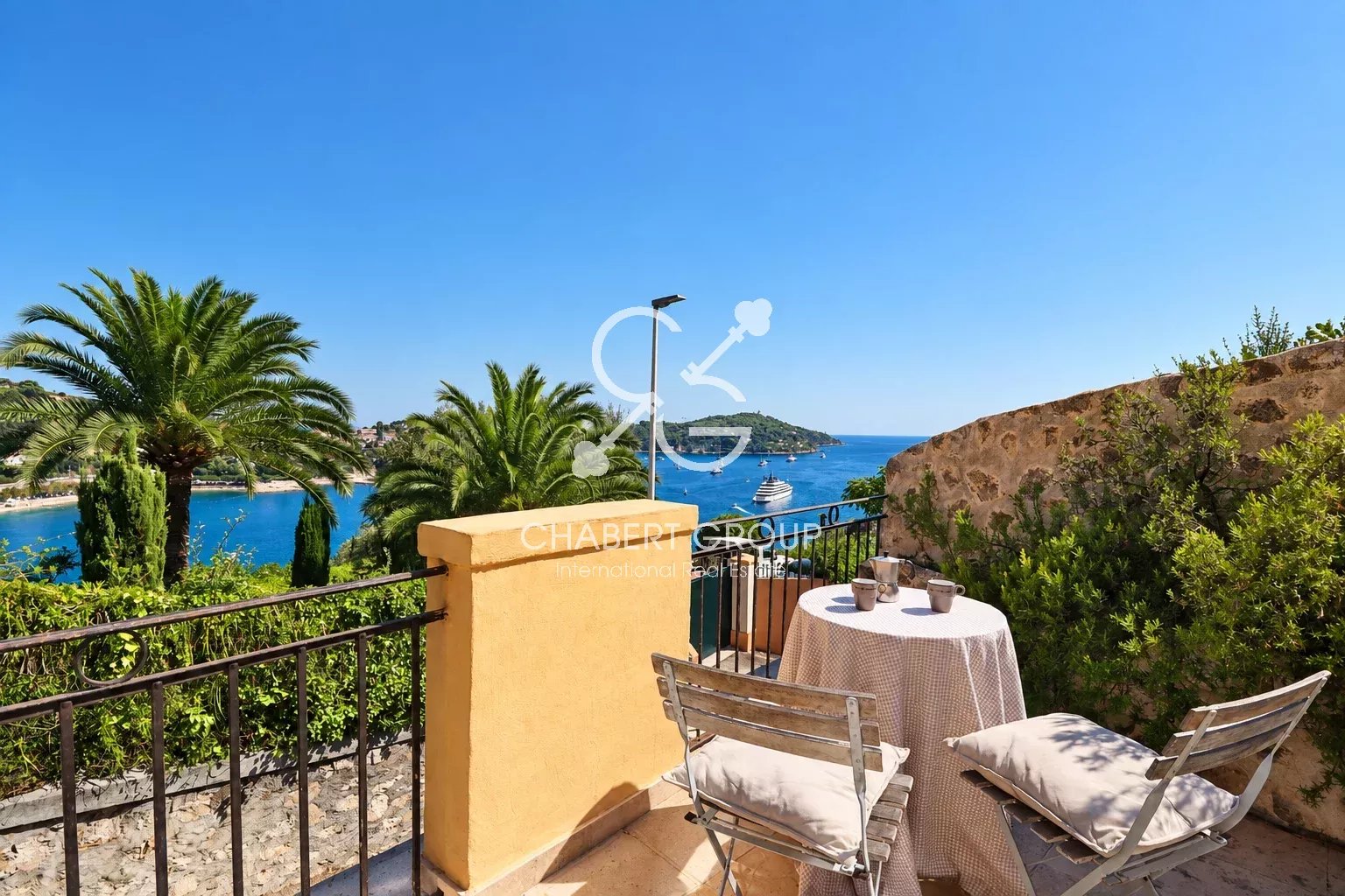 VILLEFRANCHE-SUR-MER – APPARTEMENT – 4 PIÈCES – 85 M² – TERRASSE DE 95 M² – STUDIO INDÉPENDANT DE 33 M² - GARAGE