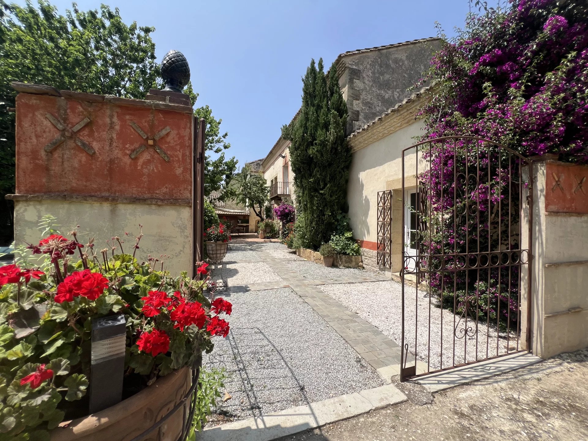 Cailar, Mas 380m² plus 120m² de combles à aménager, 6chs sur parcelle 8000m² avec piscine