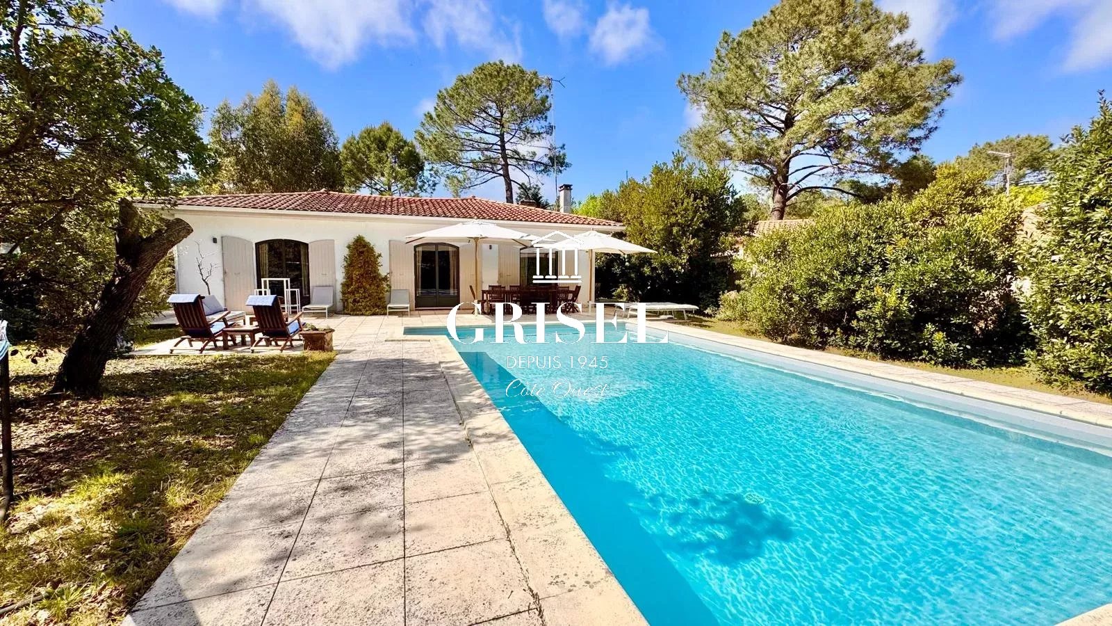 Spacious family home with pool in Petit Piquey