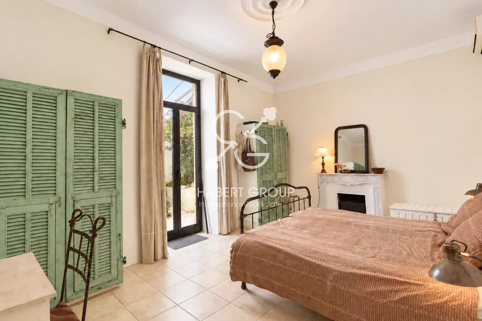 VILLEFRANCHE-SUR-MER – APPARTEMENT – 4 PIÈCES – 85 M² – TERRASSE DE 95 M² – STUDIO INDÉPENDANT DE 33 M² - GARAGE