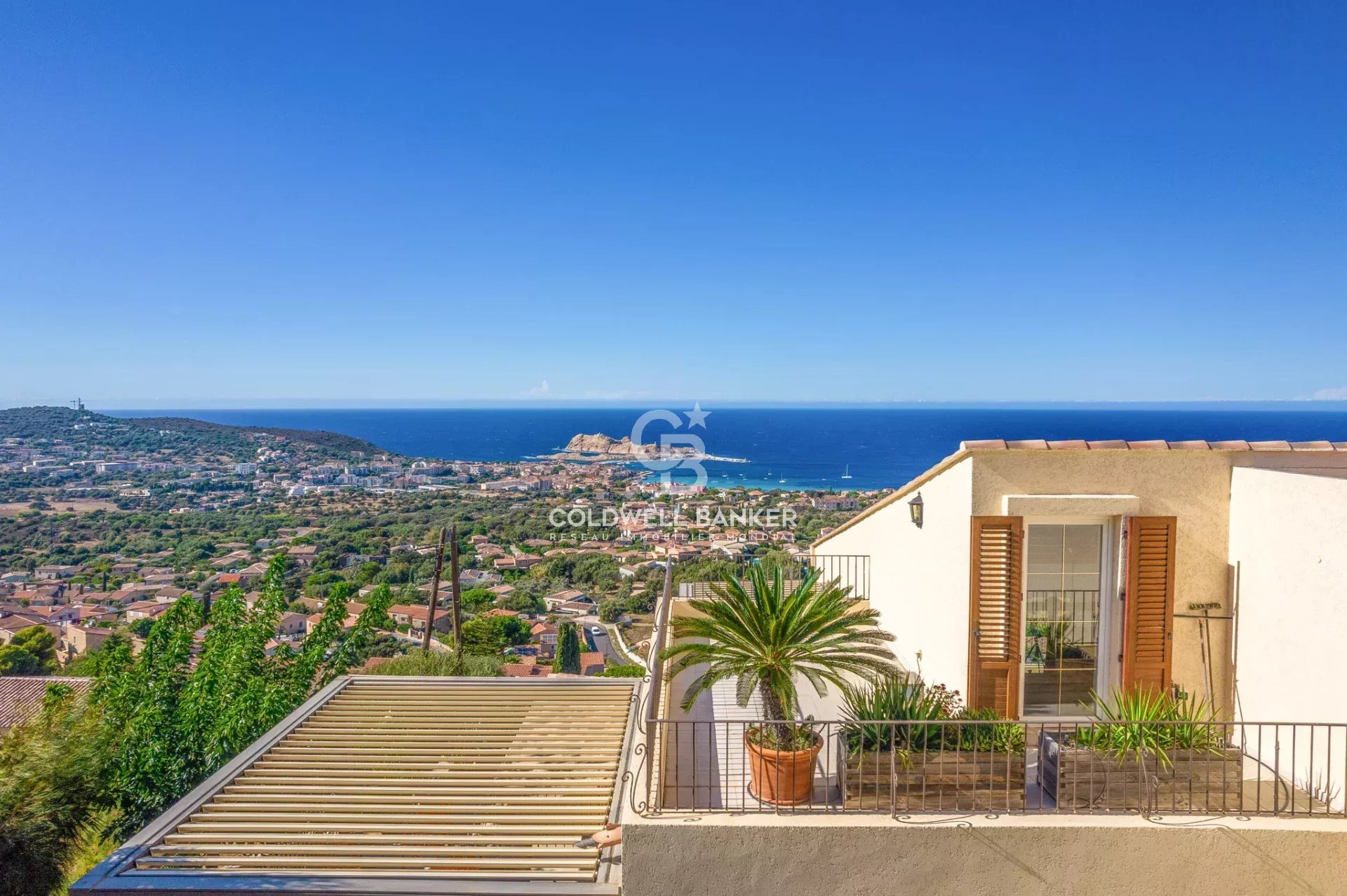 L'Île-Rousse – Exceptional villa facing the Pietra islands