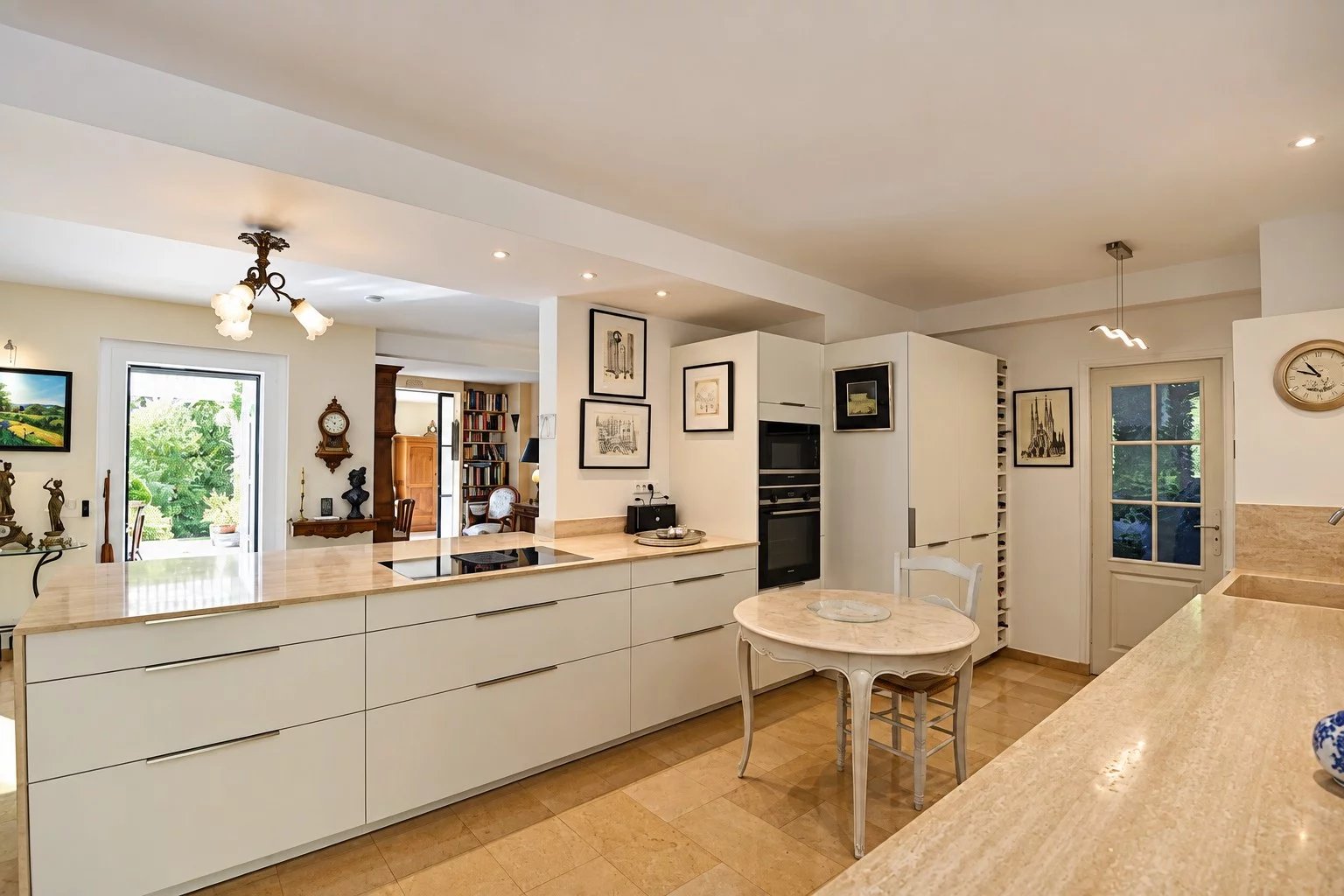 Tourrettes – Villa 220 m² avec piscine, studio indépendant et terrain de 5 840 m²