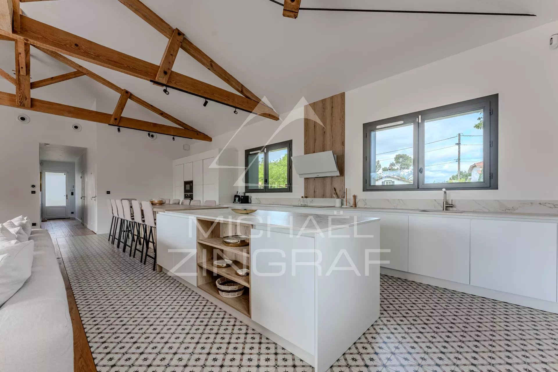 HAUT PYLA, VILLA WITH VIEW ON BASIN
