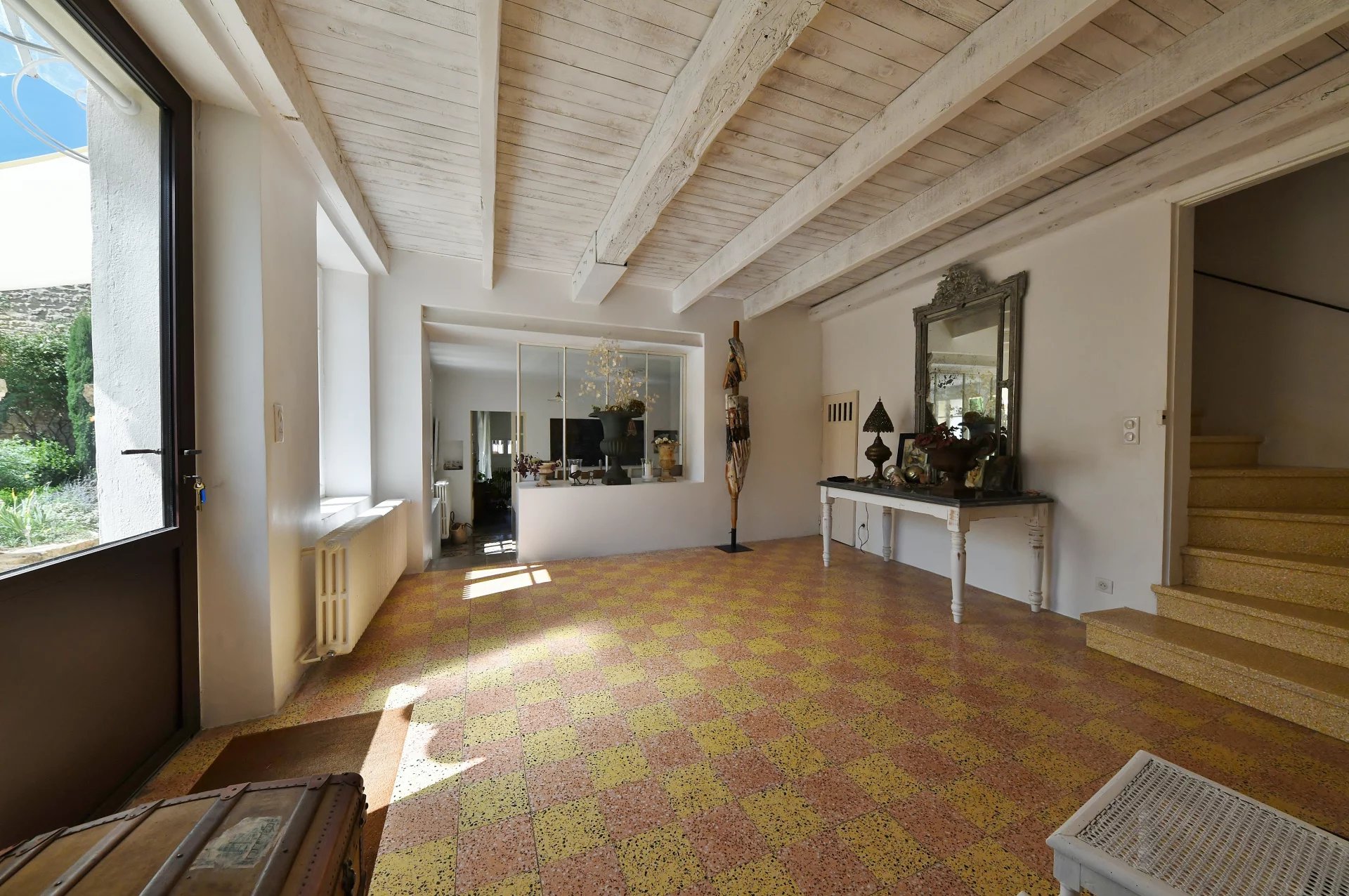Maison de village avec jardin, bassin de nage et dépendance...