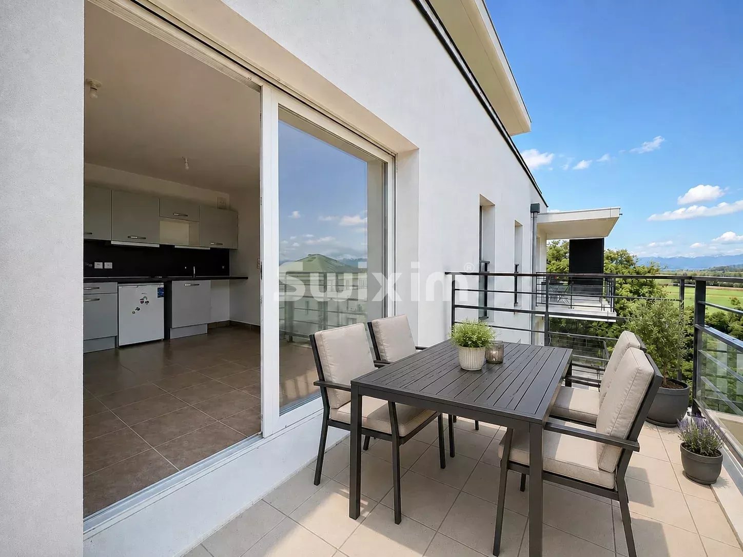 Studio lumineux avec balcon – Secteur recherché proche frontière
