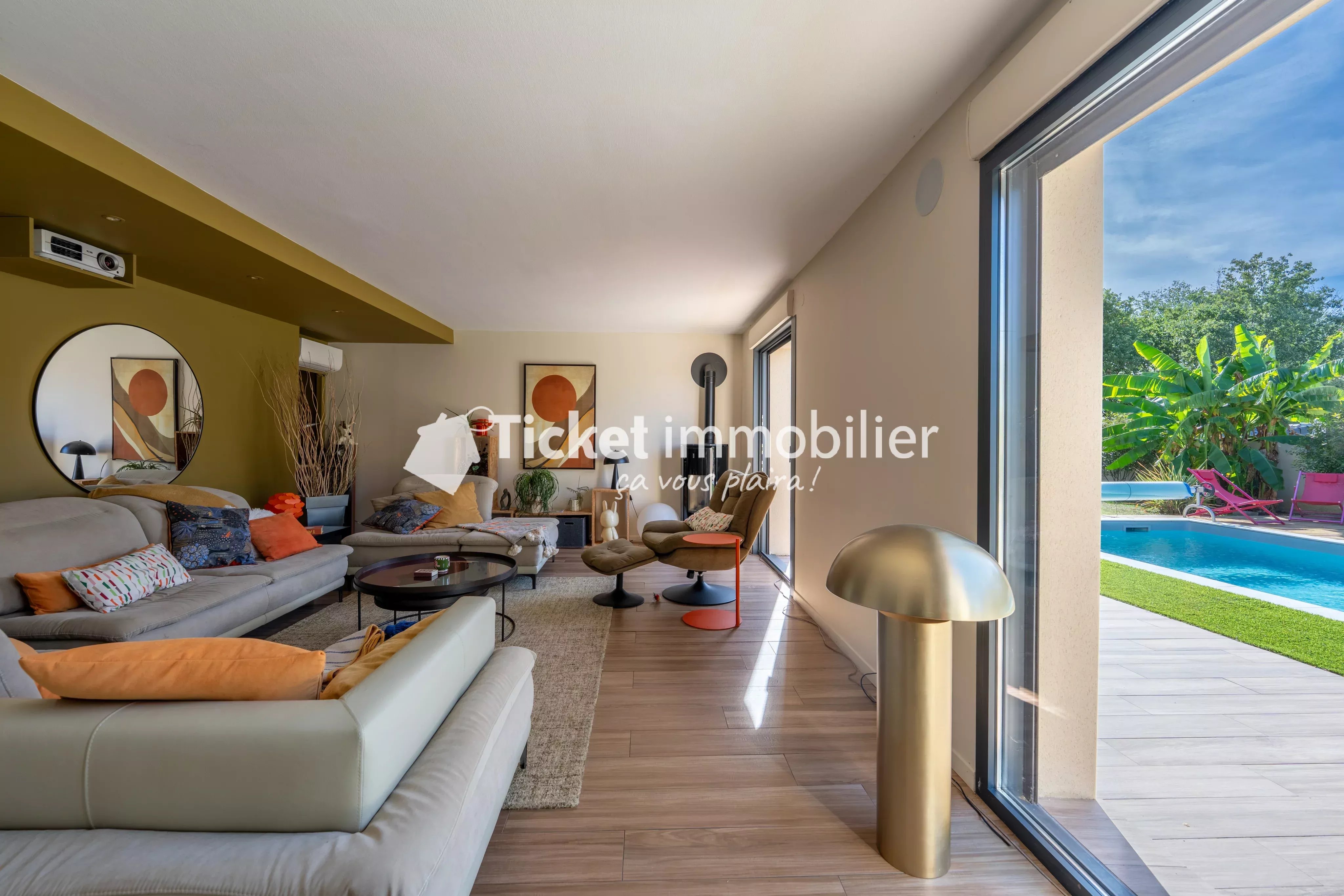 Villa 7 pièces de 304,16m2 avec piscine, carport hors couloir aérien