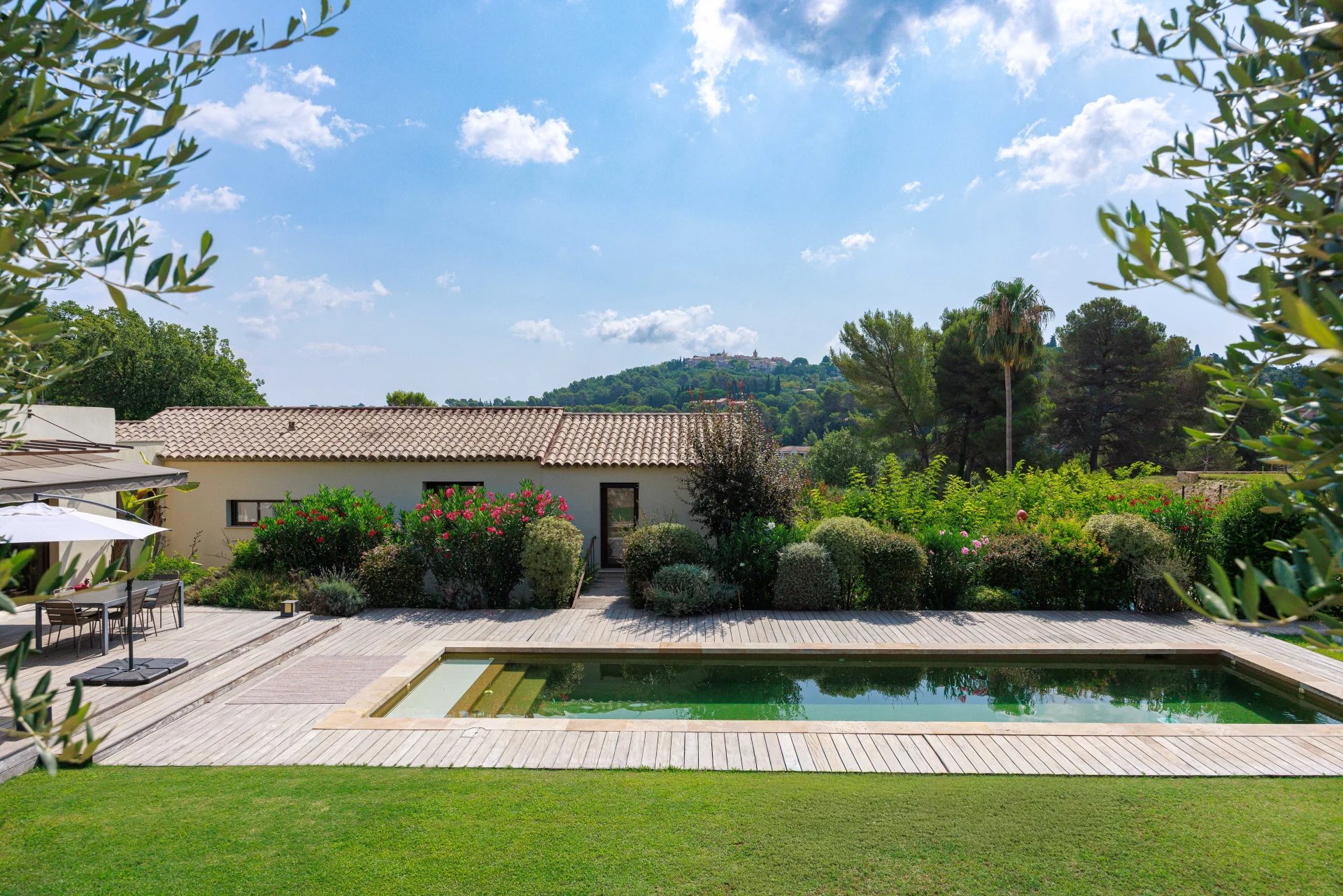 MOUGINS - Élegante bastide renovée de 1887  – Quartier résidentiel au calme à proximité des commerces