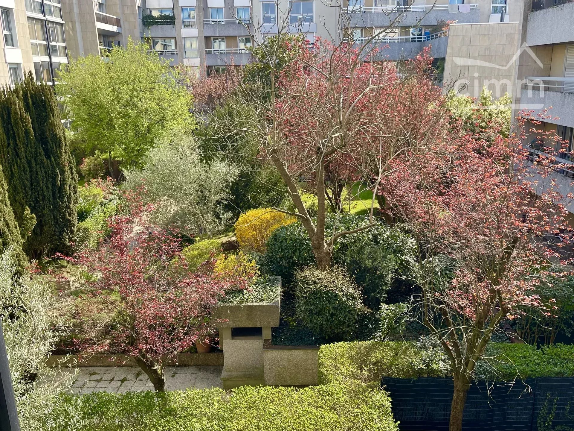 Verdure et beaux volumes pour ce T4 avec loggia, caves et parkings