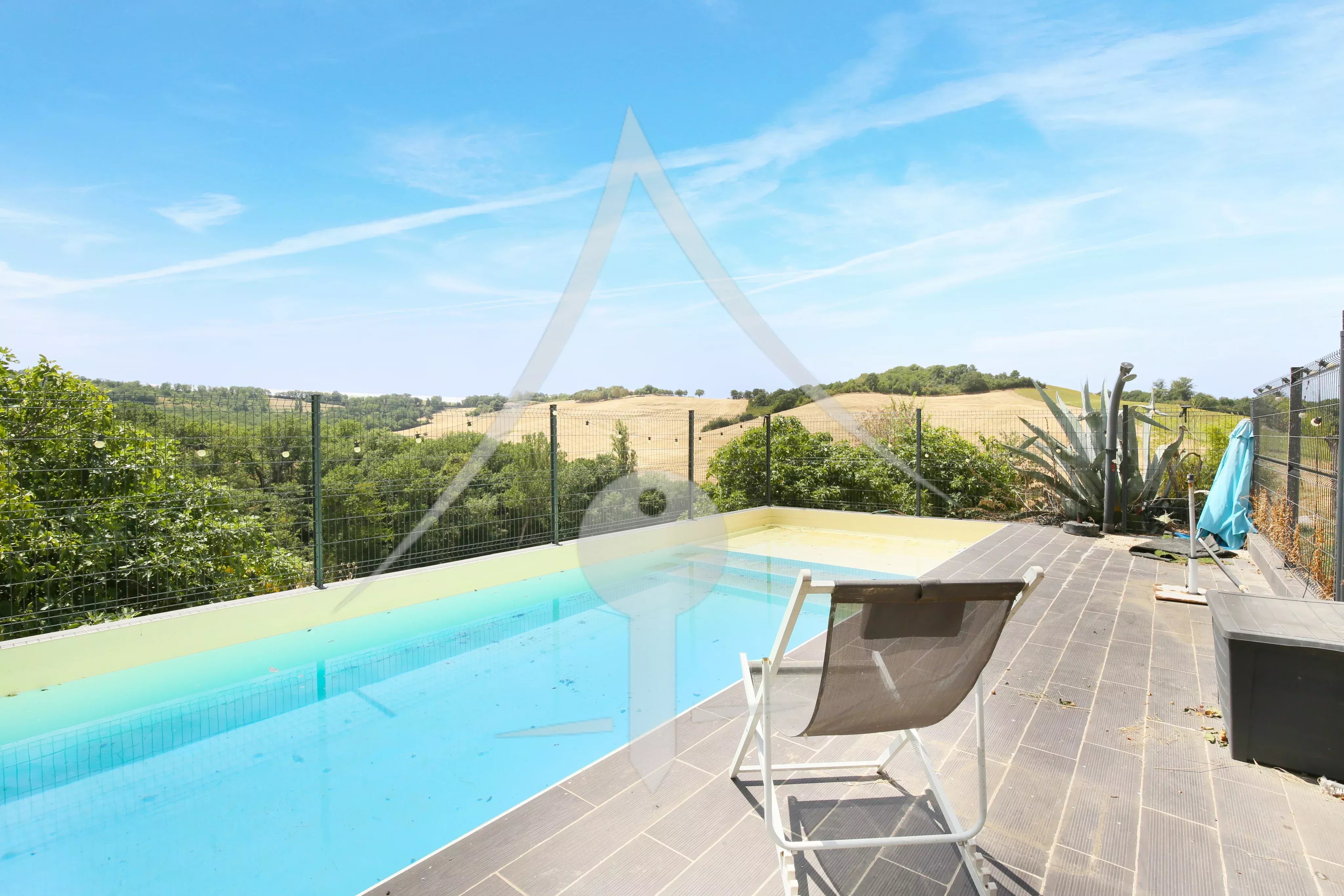 SUPERBE DOMAINE AVEC DÉPENDANCES ET PISCINE