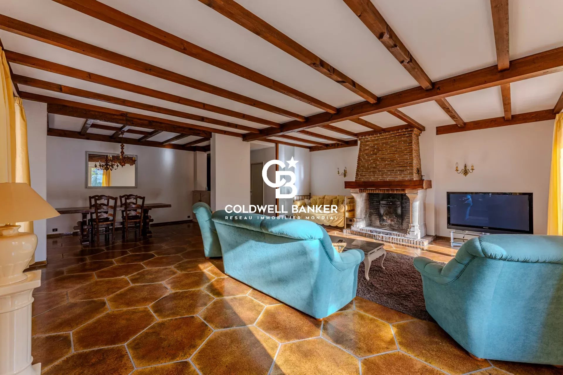 Guesthouse Opportunity – Triplex with 6 Suites – Near Pereire