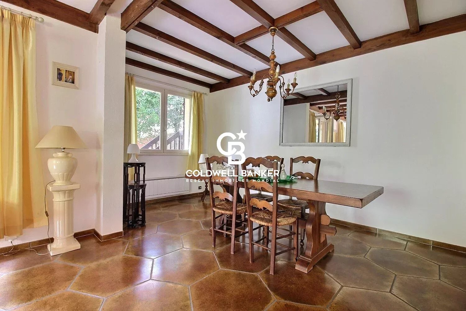 Guesthouse Opportunity – Triplex with 6 Suites – Near Pereire