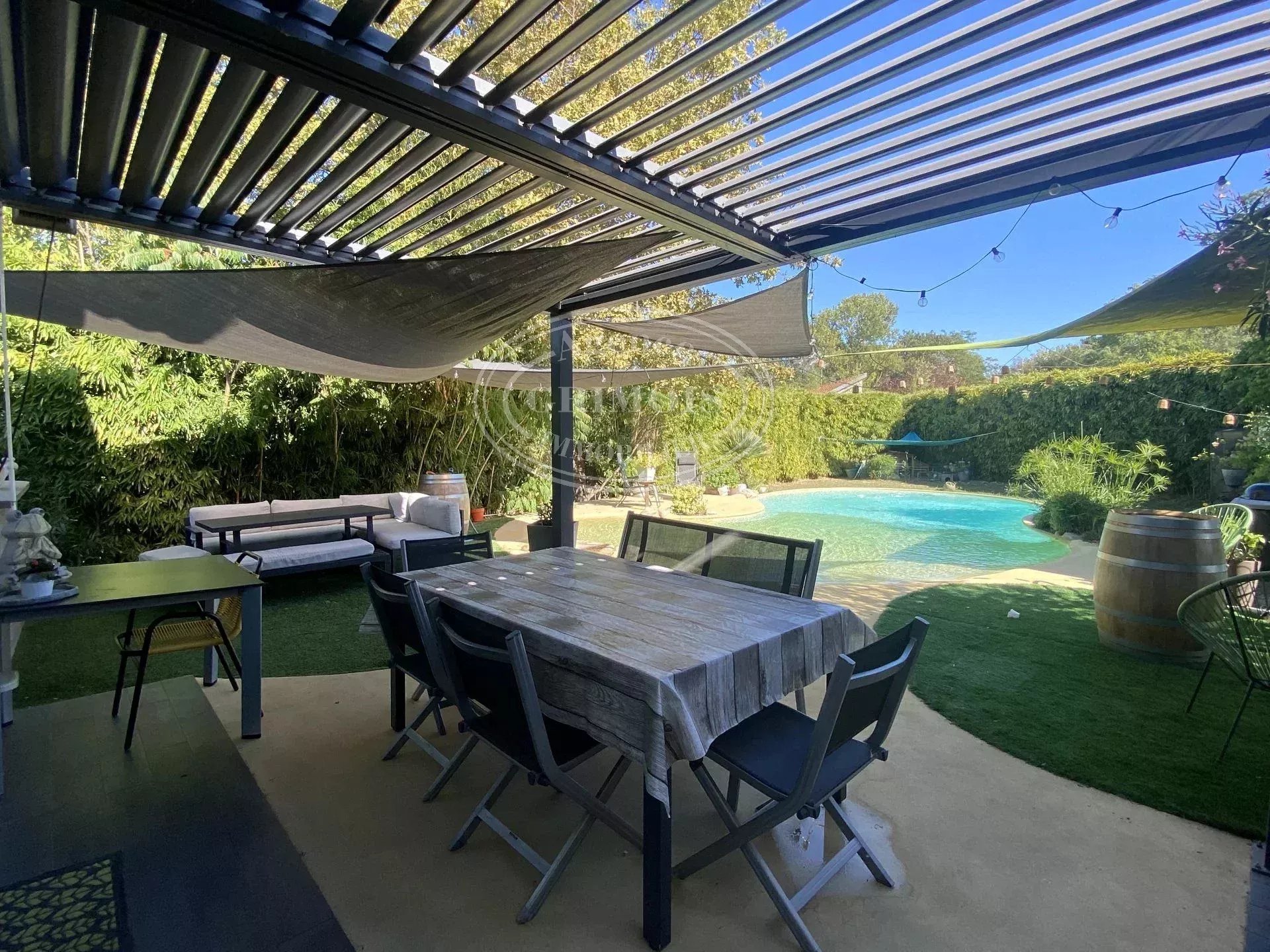 VILLA 7 PIECES 253M² AVEC PISCINE - CASTELGINEST 31780