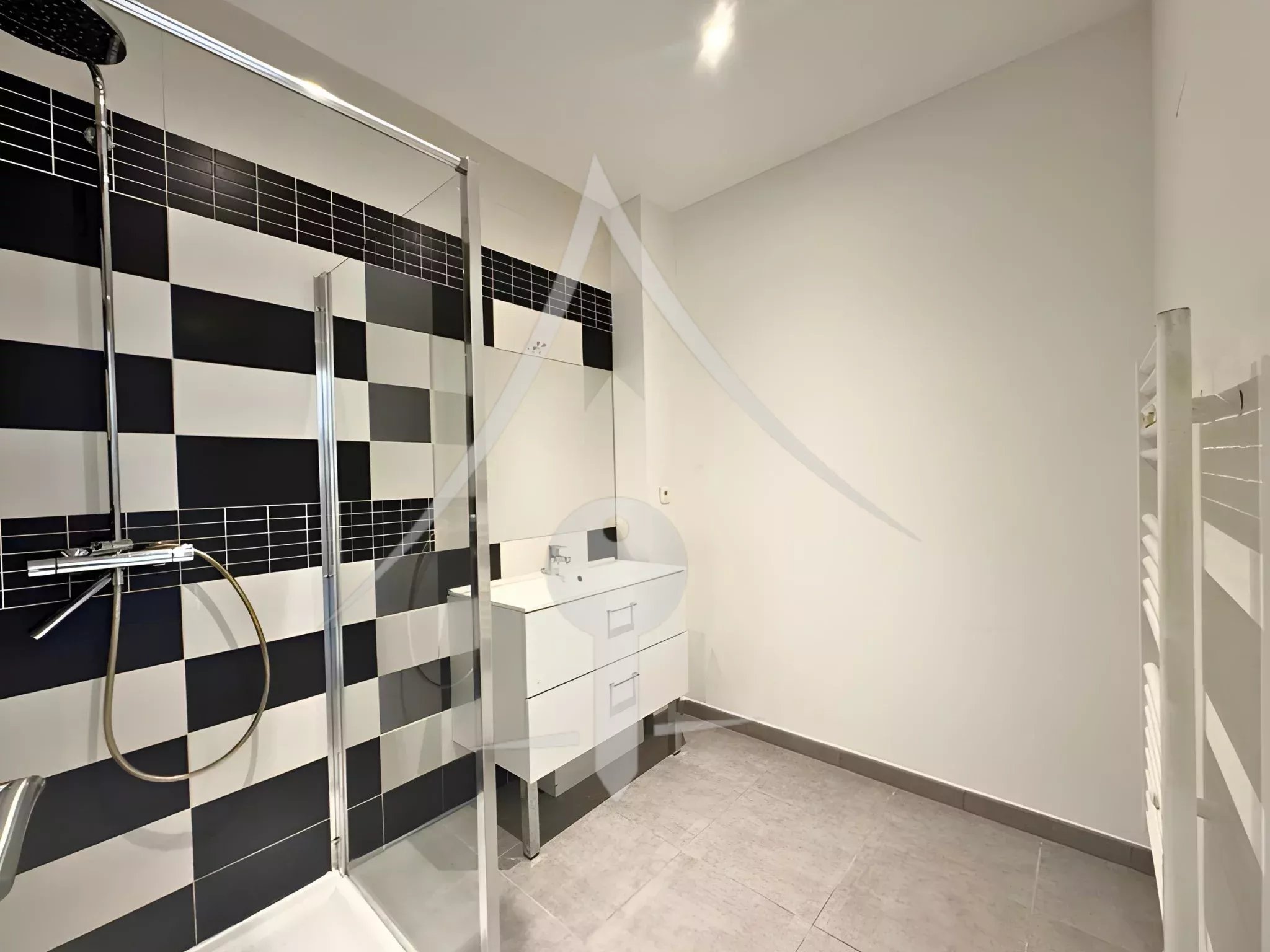 Apartment building of 465 m² in Mauzac (31410) – 8 rented units, 6.54% gross
