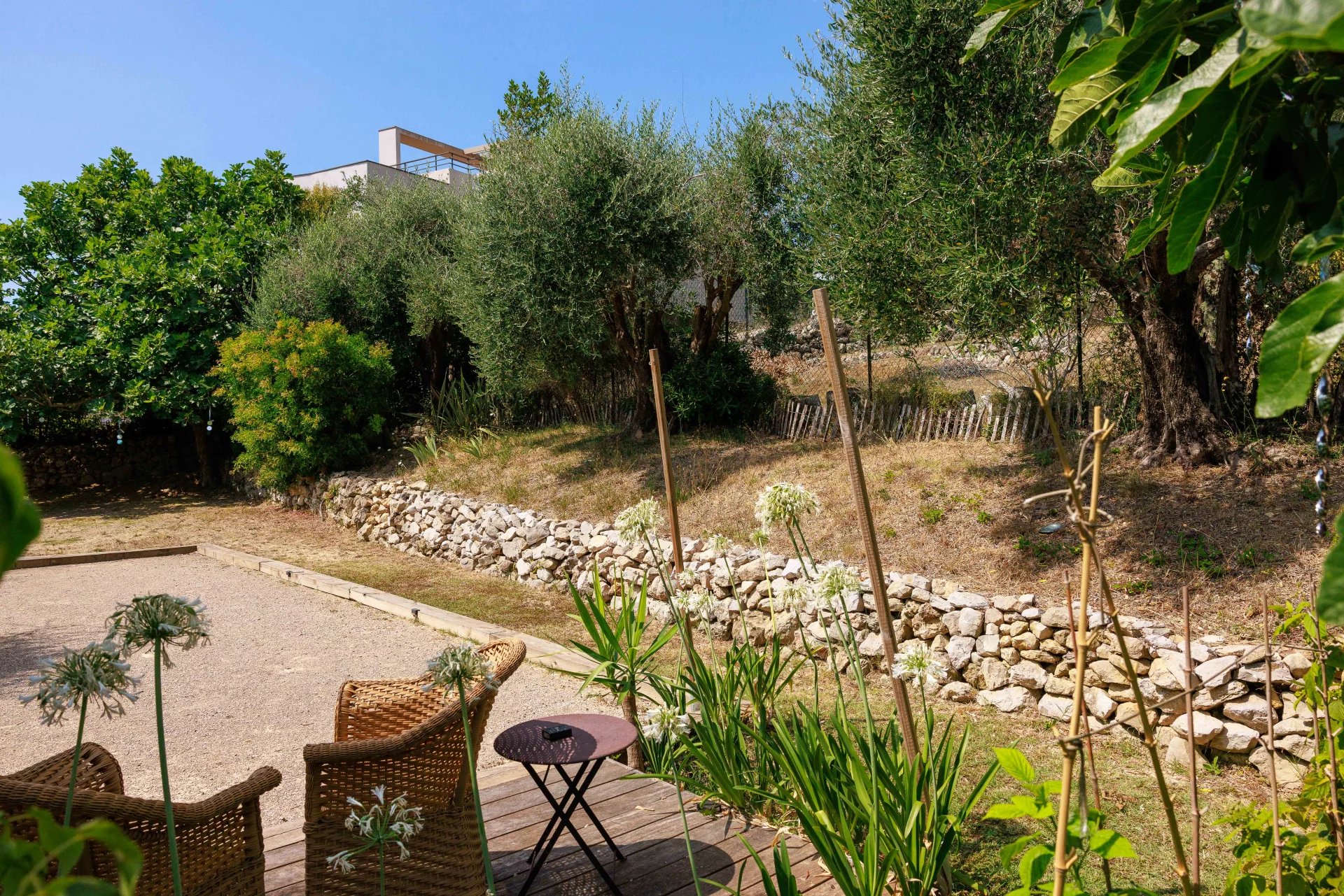 MOUGINS - Élegante bastide renovée de 1887  – Quartier résidentiel au calme à proximité des commerces