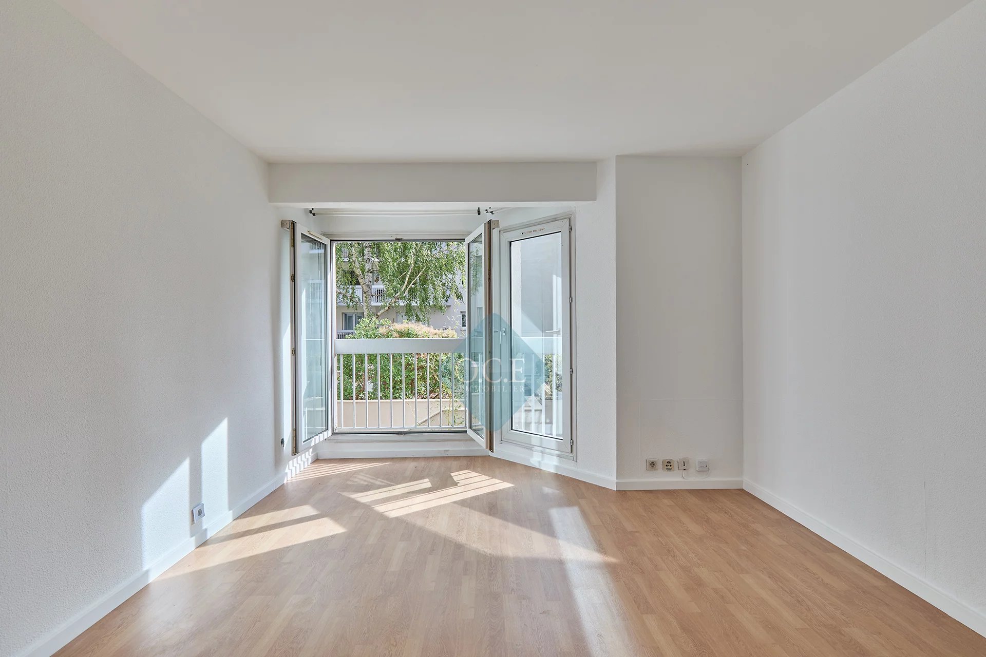 2-room apartment very bright, with parking