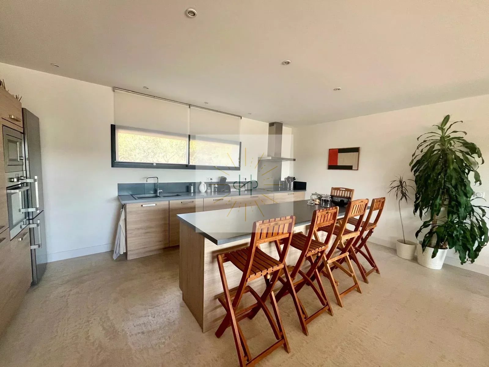 Villa contemporaine de plain-pied avec vue dégagée et piscine