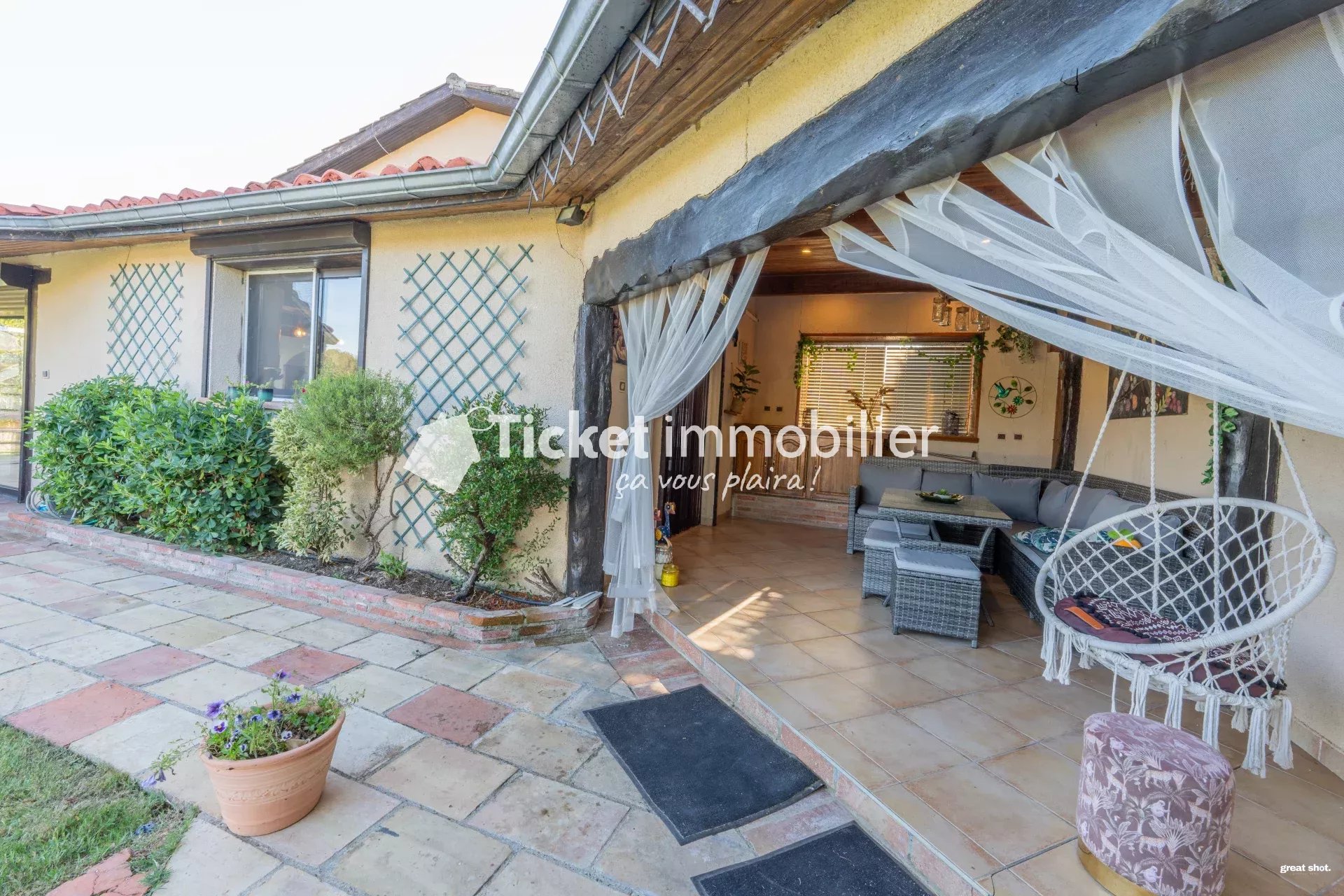 THIL - Maison T5 de 226m2 avec piscine, terrain de 9000m2 et dépendance à rénover