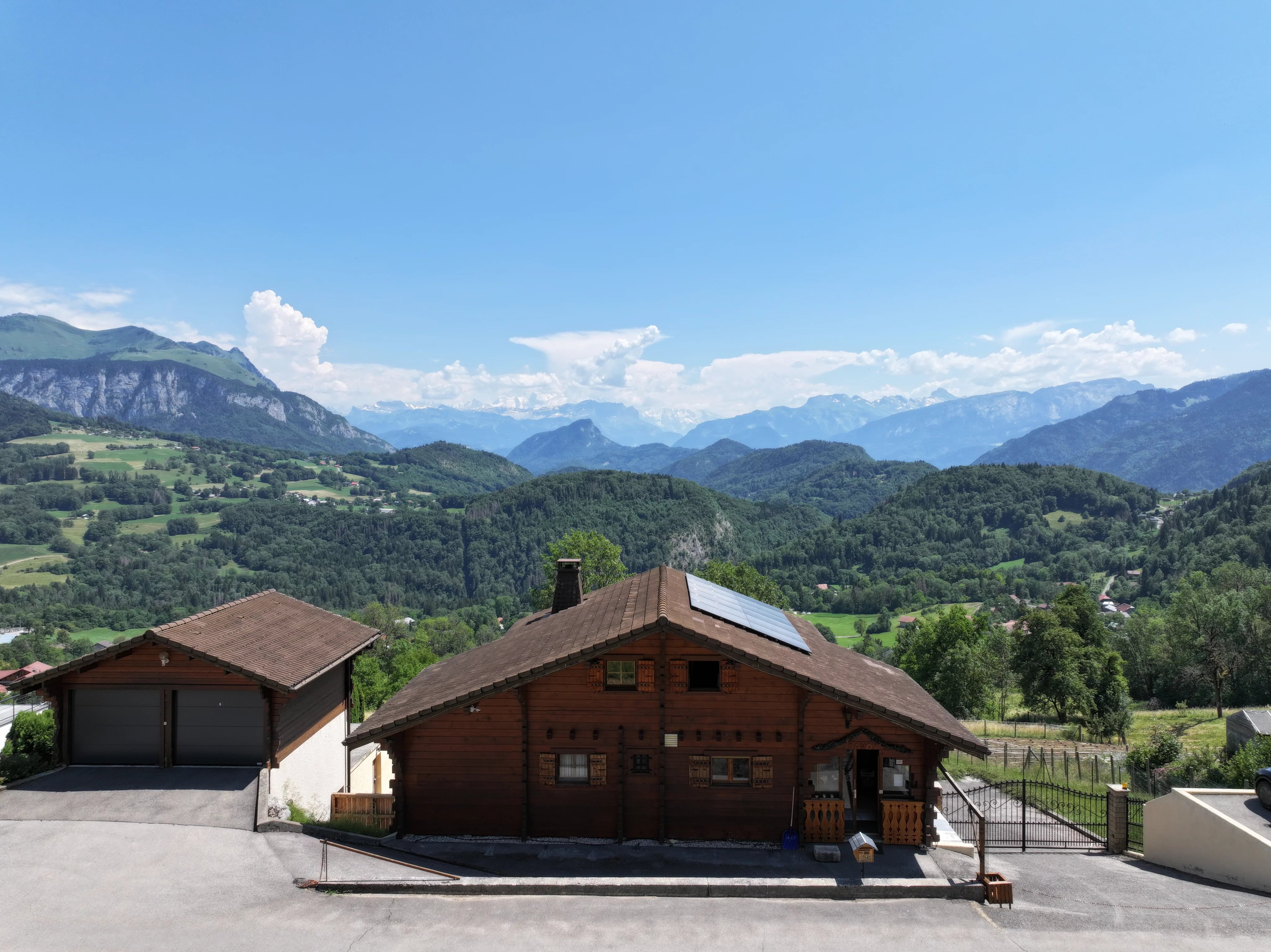 A ONNION CHALET AUTHENTIQUE FACE AU MONT-BLANC