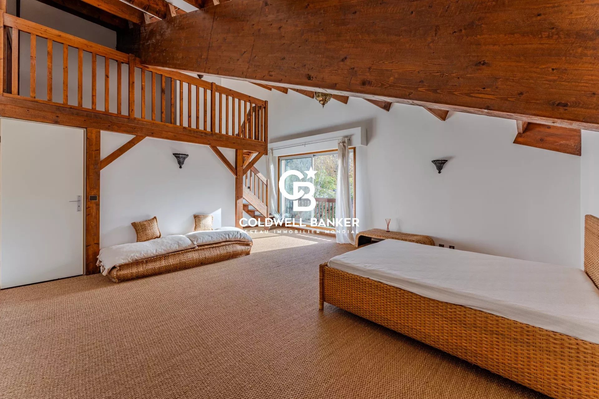 Guesthouse Opportunity – Triplex with 6 Suites – Near Pereire