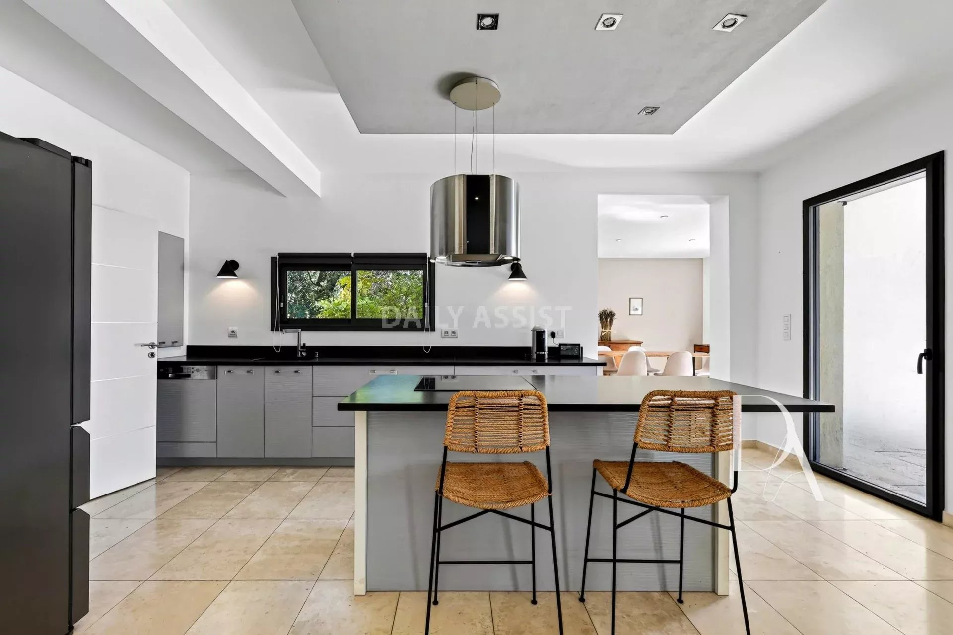 Villa contemporaine avec piscine à Saint-Marc-Jaumegarde – 214 m² au cœur d’un parc de 4 000 m²