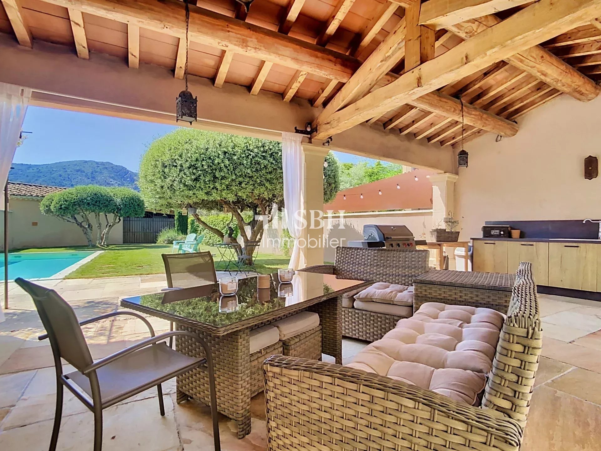 Élégante Propriété avec Piscine à Maubec - Vue Luberon