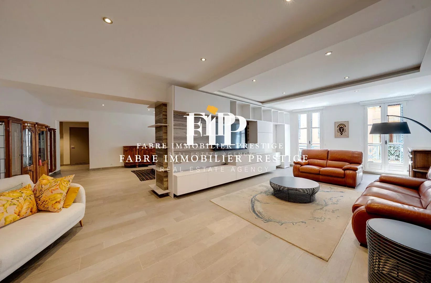 Centre historique d' Aix-en-Provence : Appartement de standing  de 223m2 avec ascenseur et parking souterrain.