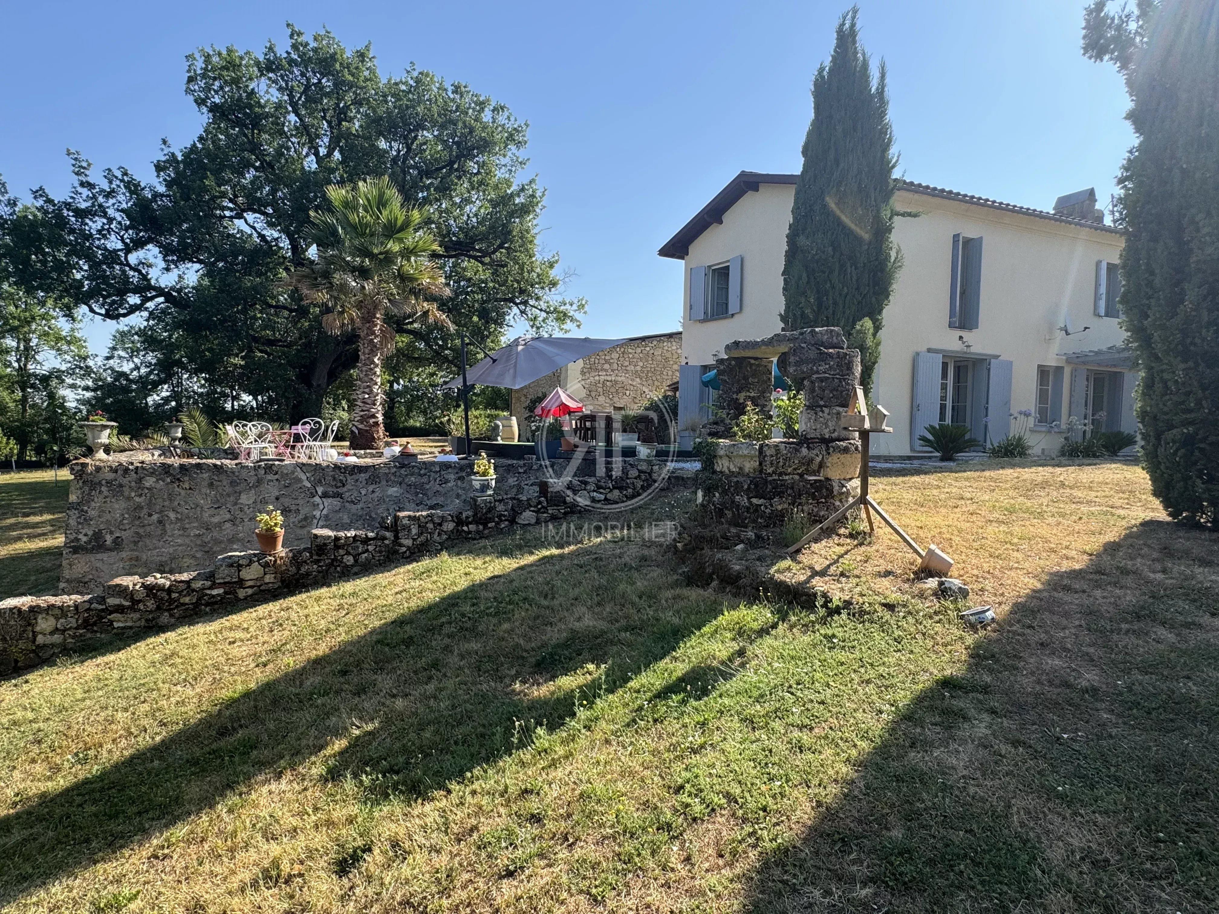 Maison familiale + dépendances avec jardin et piscine