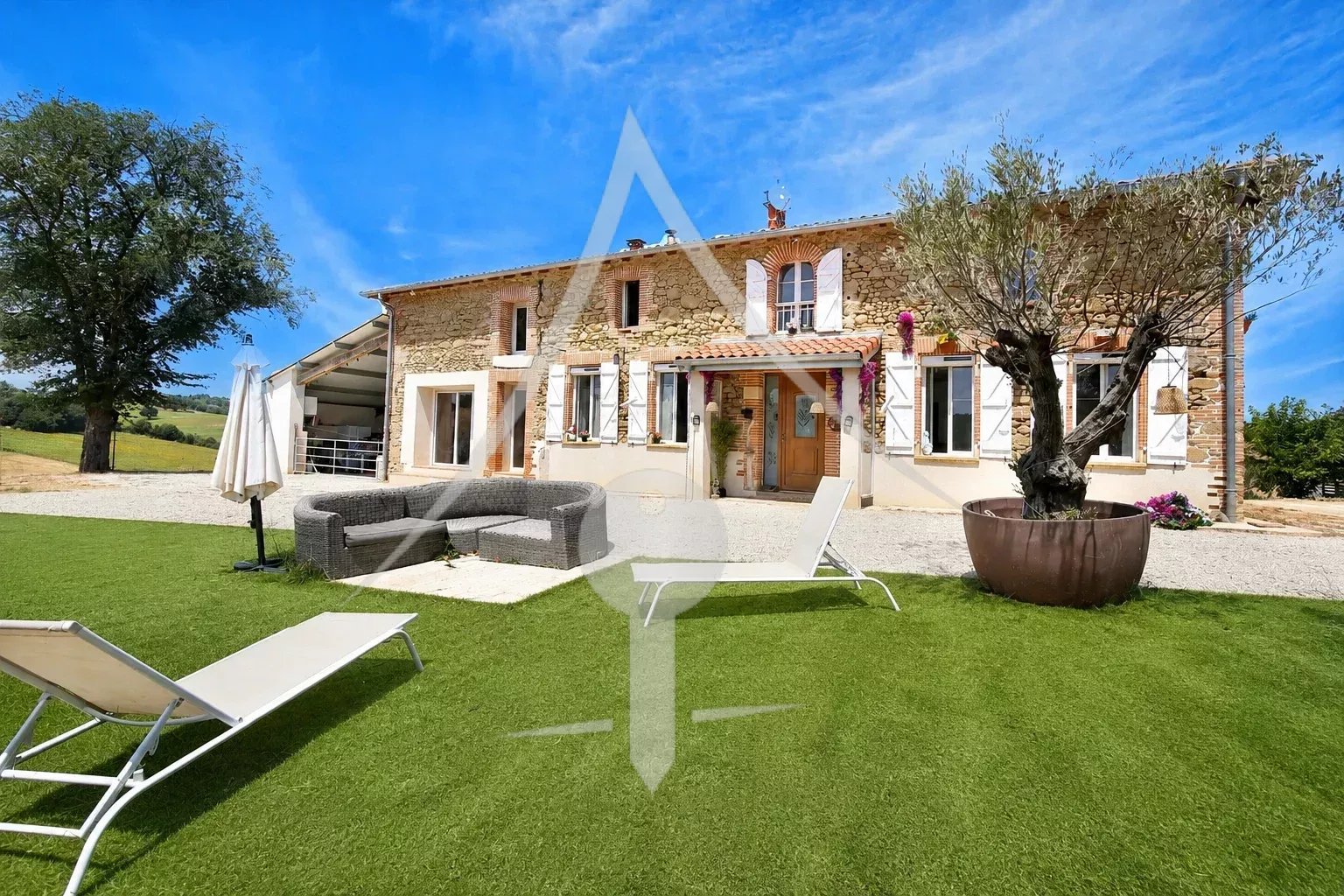 SUPERBE DOMAINE AVEC DÉPENDANCES ET PISCINE