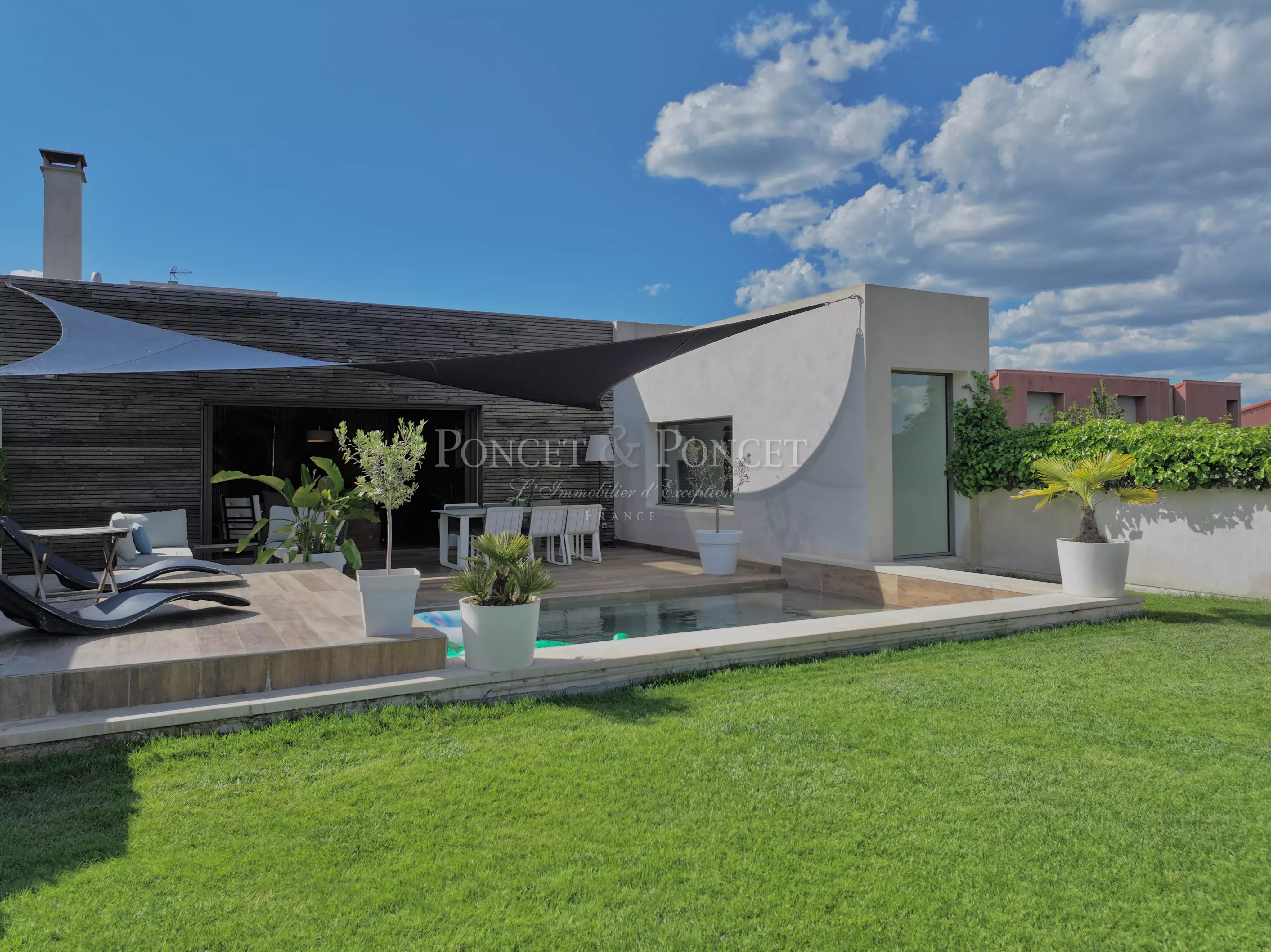 Maison moderne de standing avec piscine, jardin et prestations haut de gamme à Saint-Gély-du-Fesc