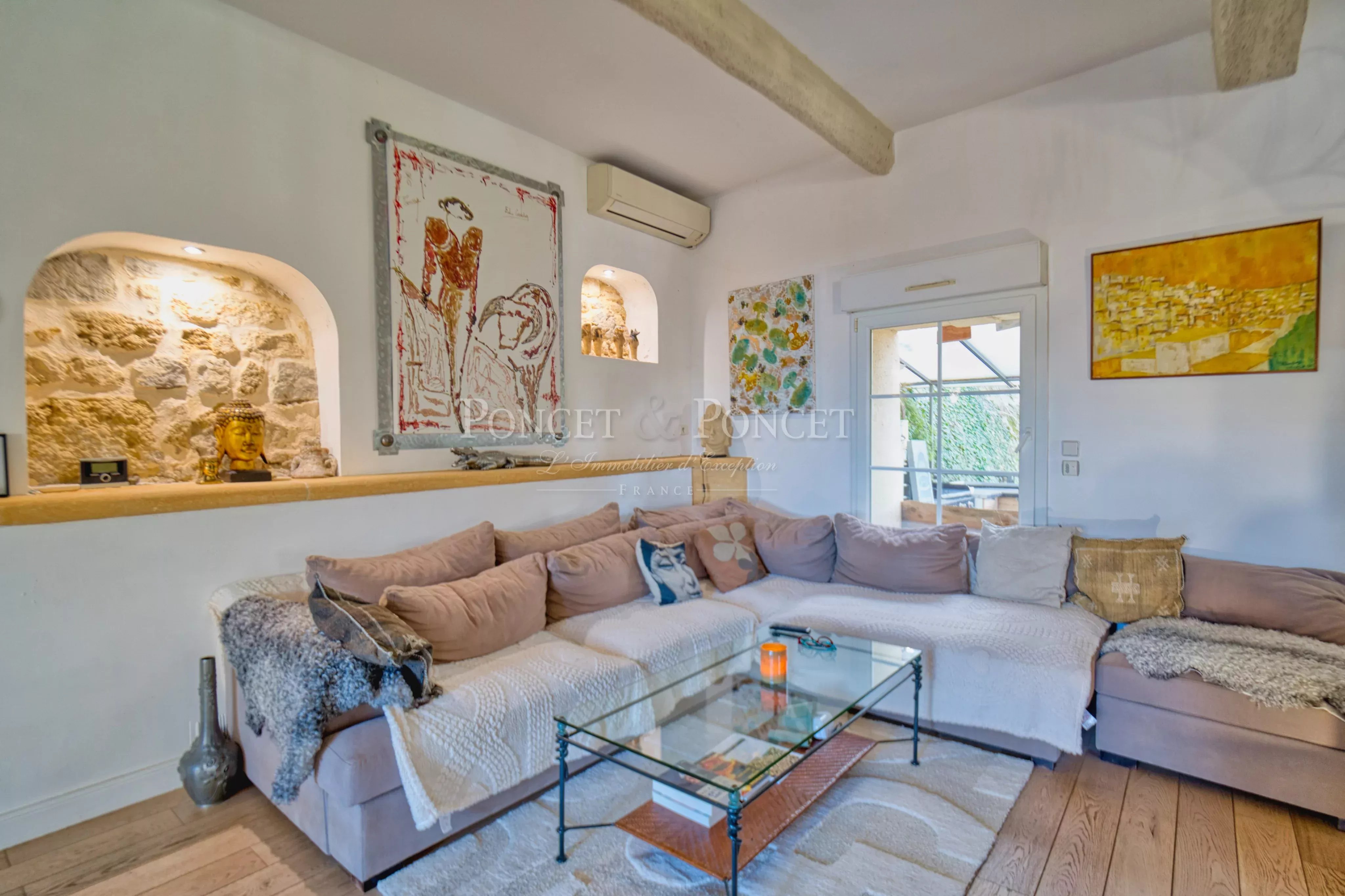 Maison en plein coeur du village avec vue dominante