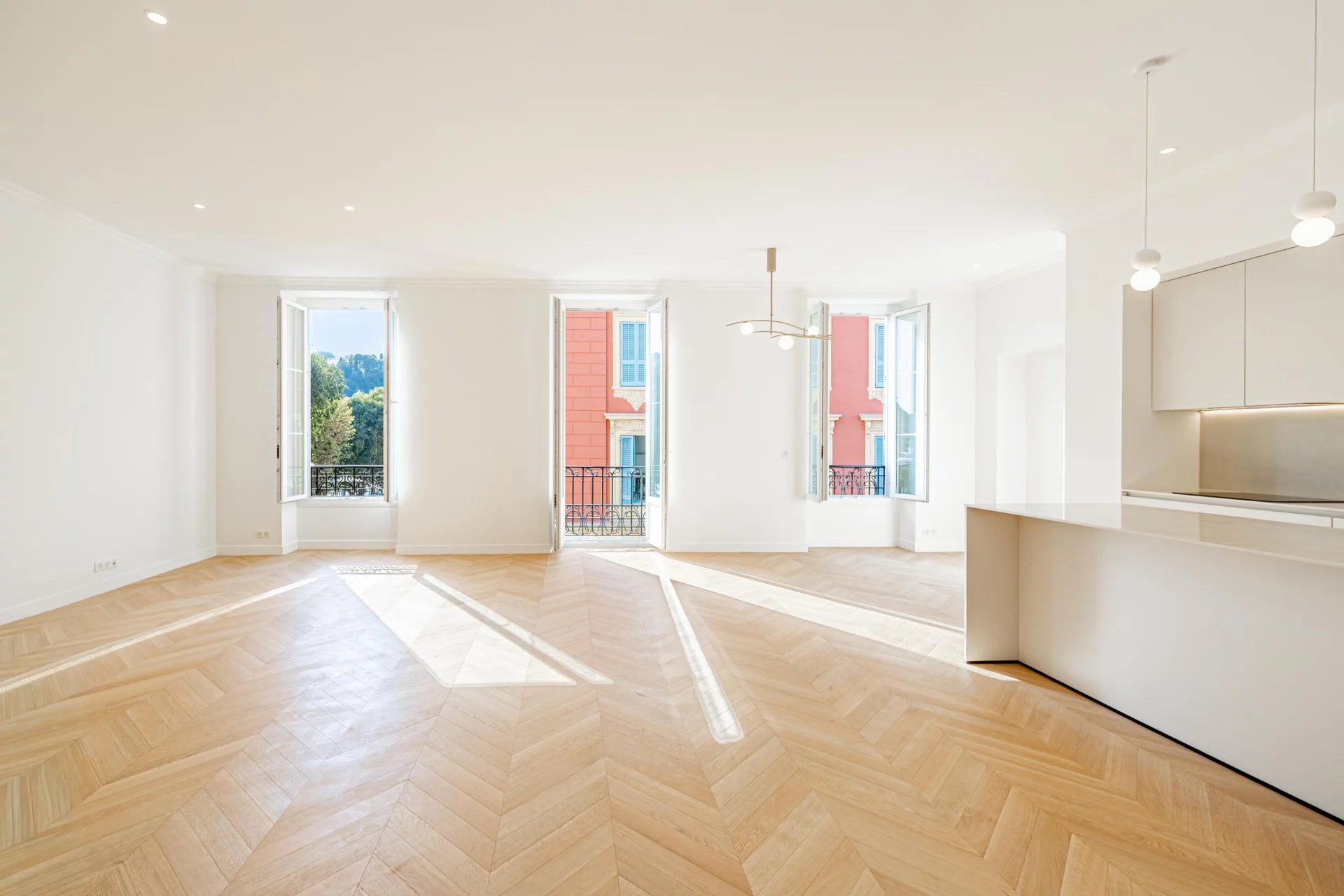 Nice - Le Port - Exceptionnel appartement 4 pièces rénové – Balcon avec vue Port