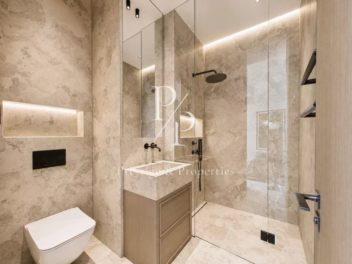 A vendre - Villa Neuve - 525m2 - Garage 10 voitures - Annexe - Vue mer panoramique - Super Cannes