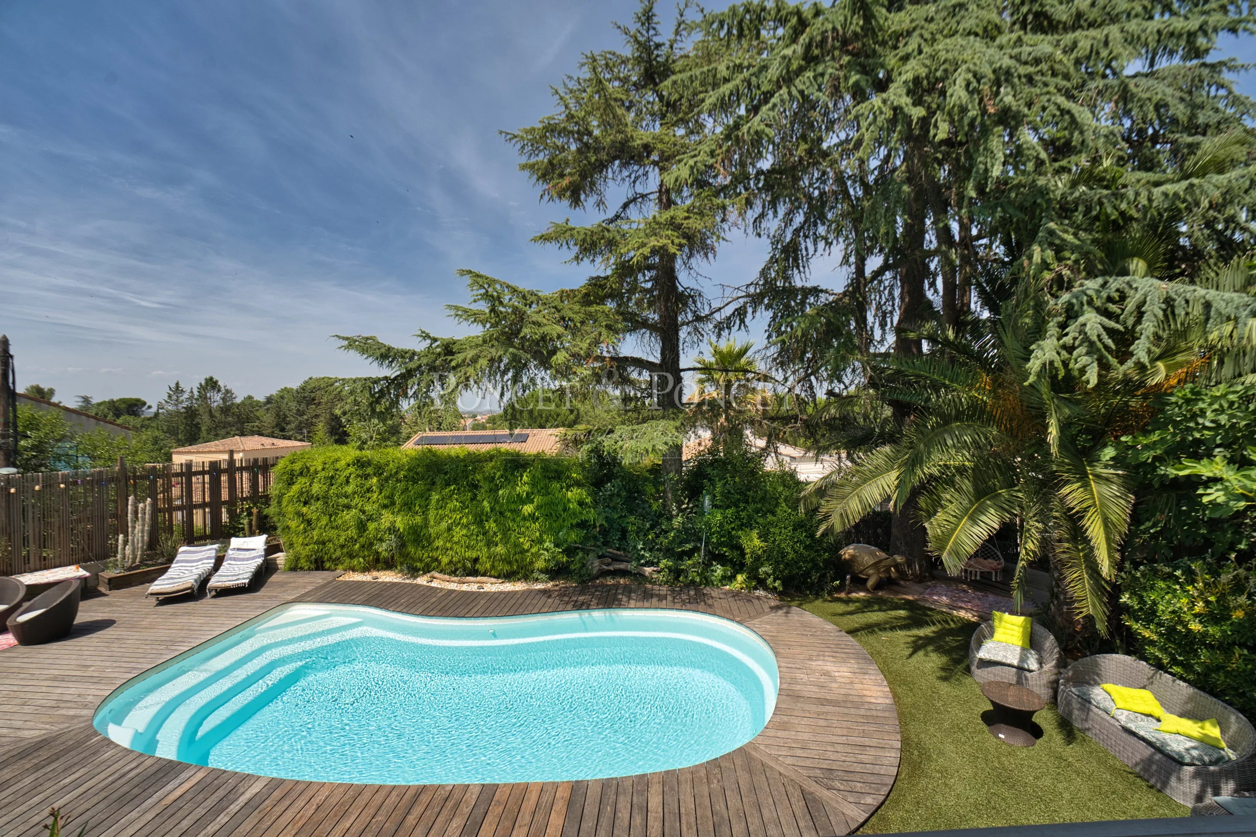 Maison en plein coeur du village avec vue dominante