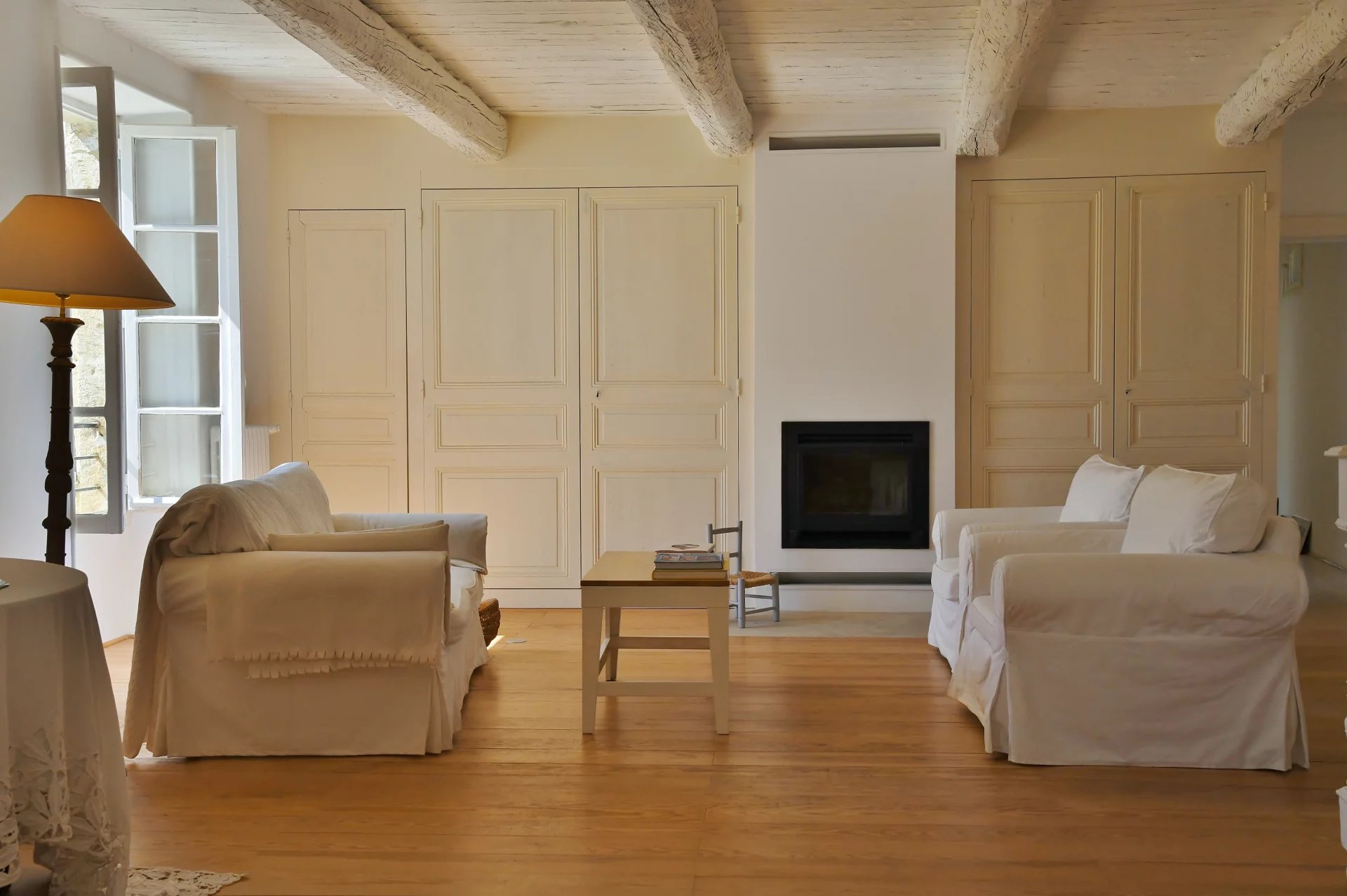 Maison de village avec jardin, bassin de nage et dépendance...