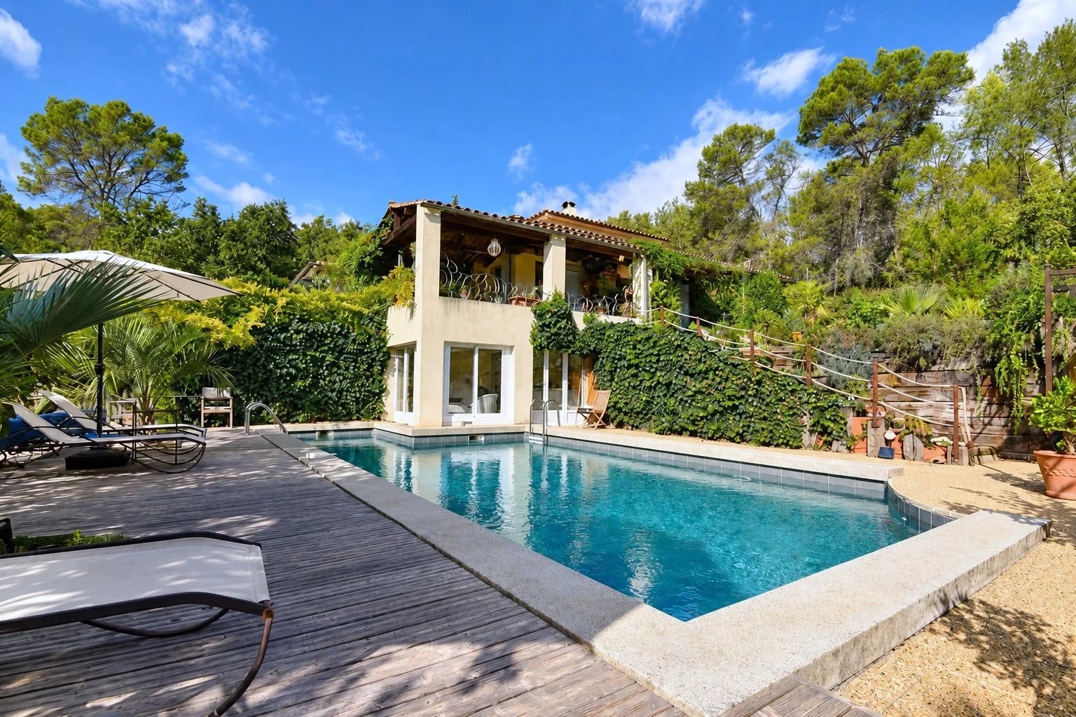 Tourrettes – Villa 220 m² avec piscine, studio indépendant et terrain de 5 840 m²